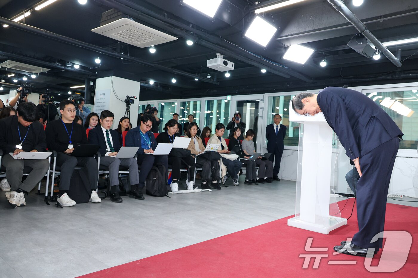 본문 이미지 - 국민의힘에 입당한 한덕수 대선 예비후보가 10일 서울 여의도 중앙당사에서 현안 관련 긴급 기자회견을 마친 후 인사하고 있다. 2025.5.10/뉴스1 ⓒ News1 안은나 기자