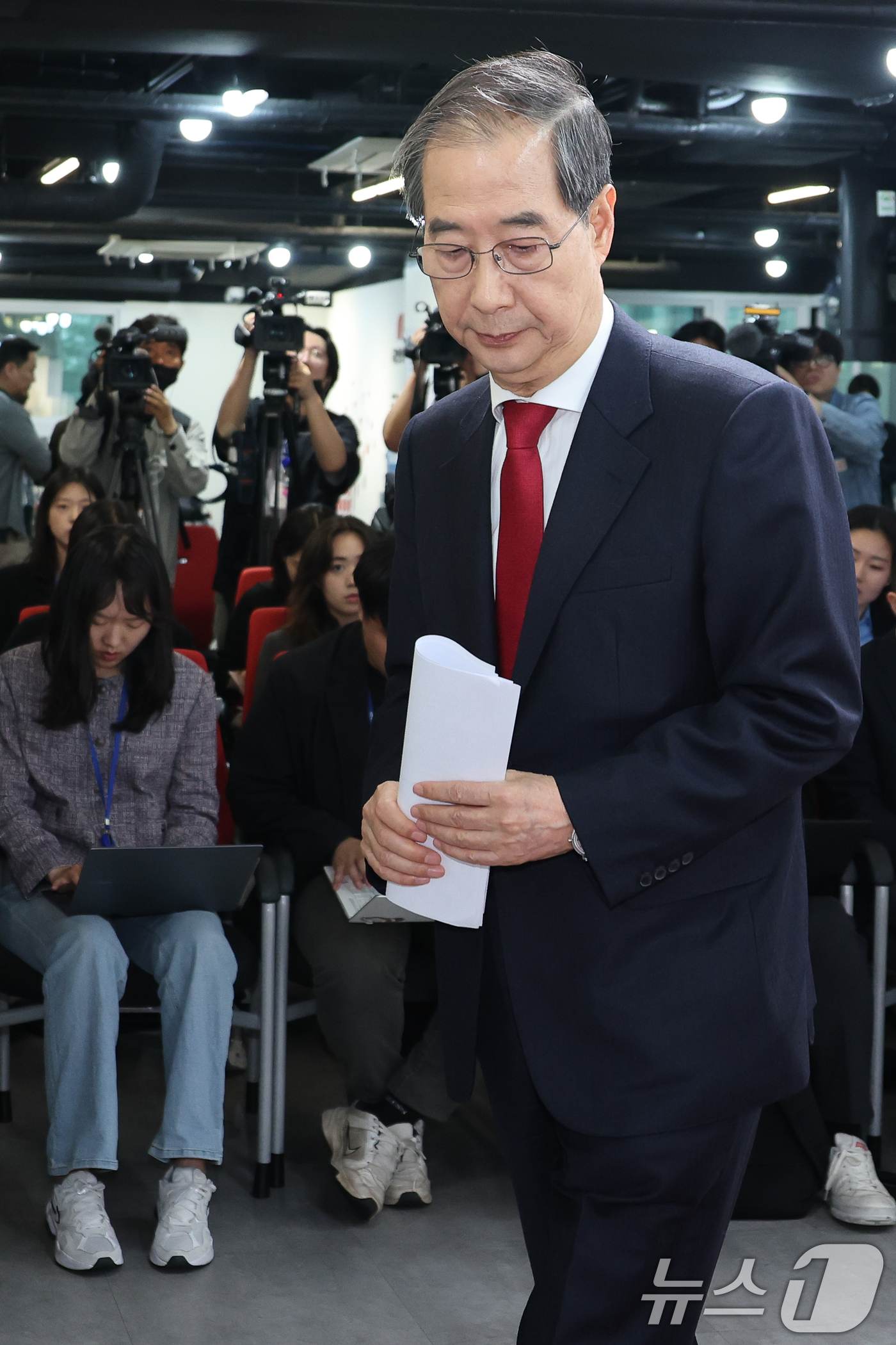 (서울=뉴스1) 안은나 기자 = 국민의힘에 입당한 한덕수 대선 예비후보가 10일 서울 여의도 중앙당사에서 현안 관련 긴급 기자회견을 마친 뒤 이석하고 있다. 2025.5.10/뉴스 …