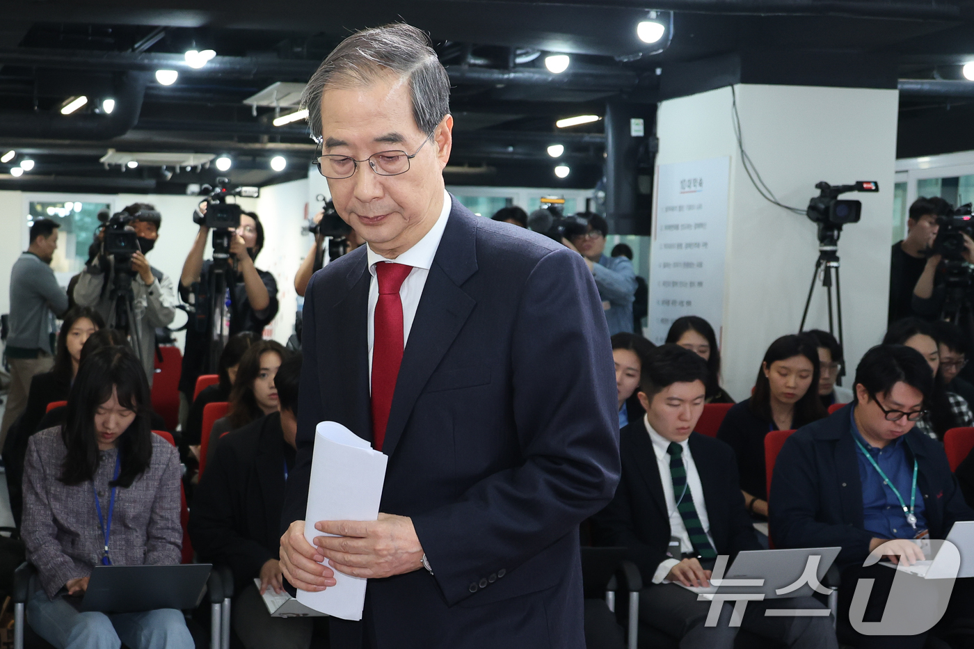 (서울=뉴스1) 안은나 기자 = 국민의힘에 입당한 한덕수 대선 예비후보가 10일 서울 여의도 중앙당사에서 현안 관련 긴급 기자회견을 마친 뒤 이석하고 있다. 2025.5.10/뉴스 …