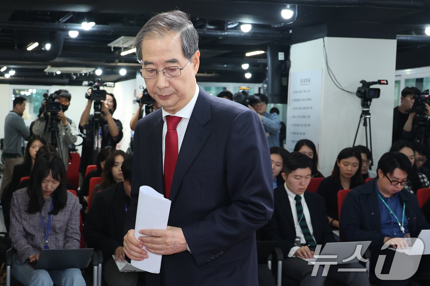 본문 이미지 - 국민의힘에 입당한 한덕수 대선 예비후보가 10일 서울 여의도 중앙당사에서 현안 관련 긴급 기자회견을 마친 뒤 이석하고 있다. 2025.5.10/뉴스1 ⓒ News1 안은나 기자