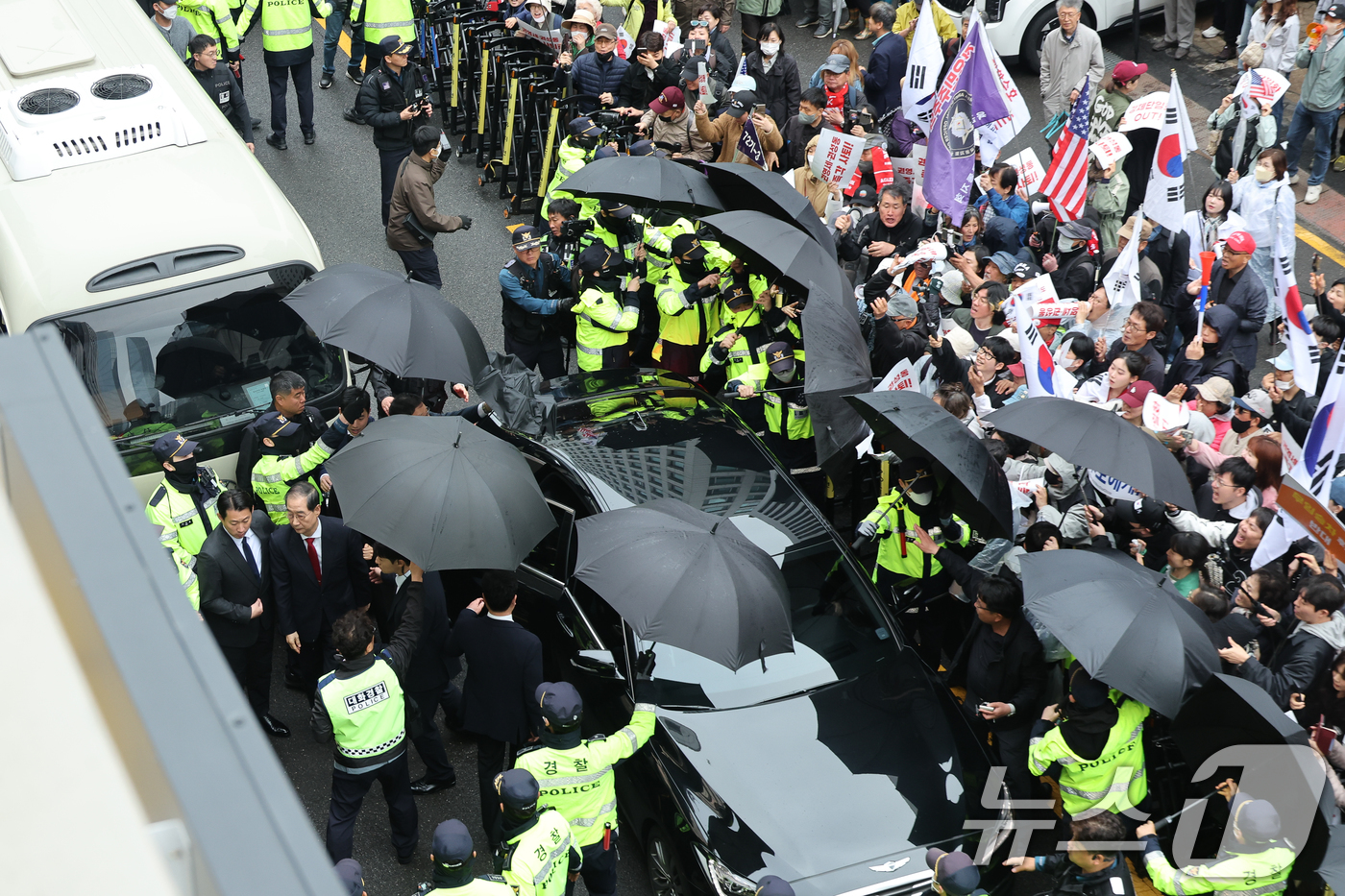 (서울=뉴스1) 안은나 기자 = 국민의힘에 입당한 한덕수 대선 예비후보가 10일 현안 관련 긴급 기자회견을 하기 위해 서울 여의도 중앙당사에 도착하고 있다. 오른쪽은 김문수 후보 …