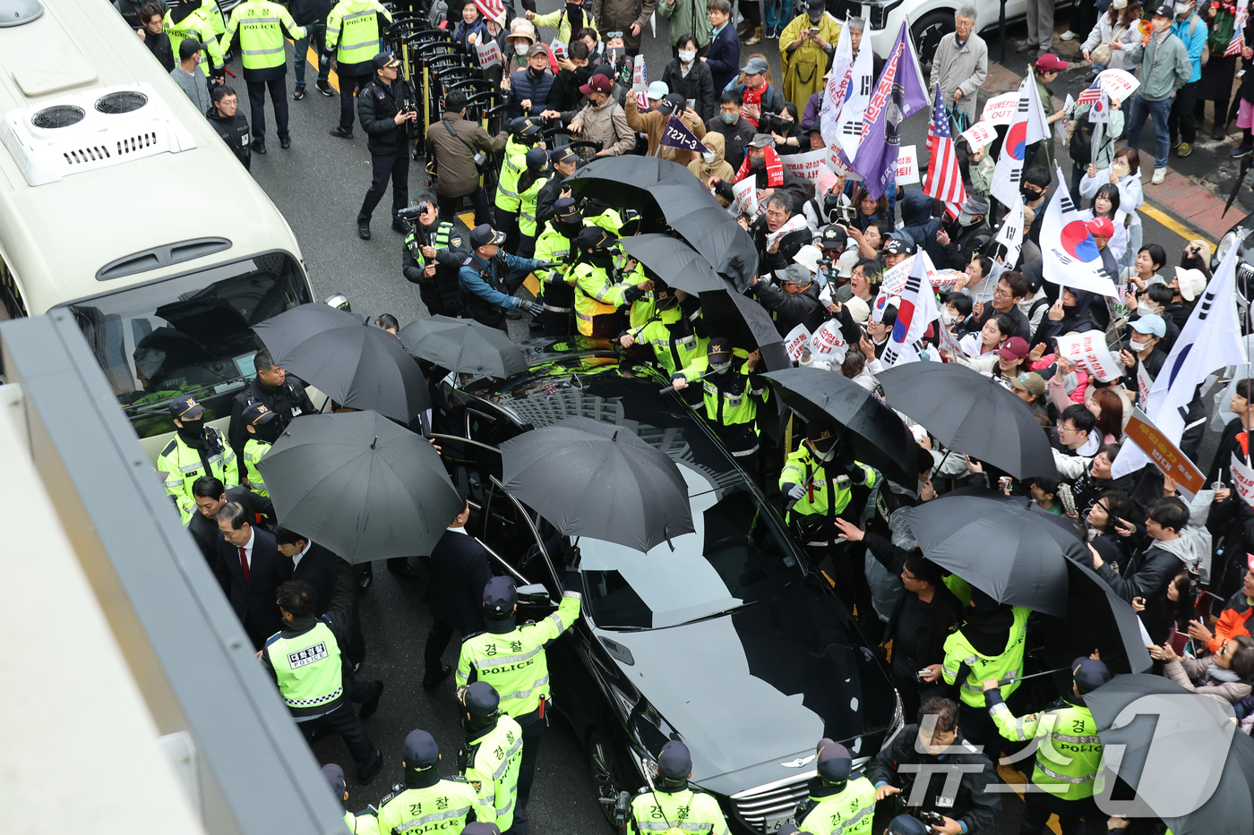 (서울=뉴스1) 안은나 기자 = 국민의힘에 입당한 한덕수 대선 예비후보가 10일 현안 관련 긴급 기자회견을 하기 위해 서울 여의도 중앙당사에 도착하고 있다. 오른쪽은 김문수 후보 …