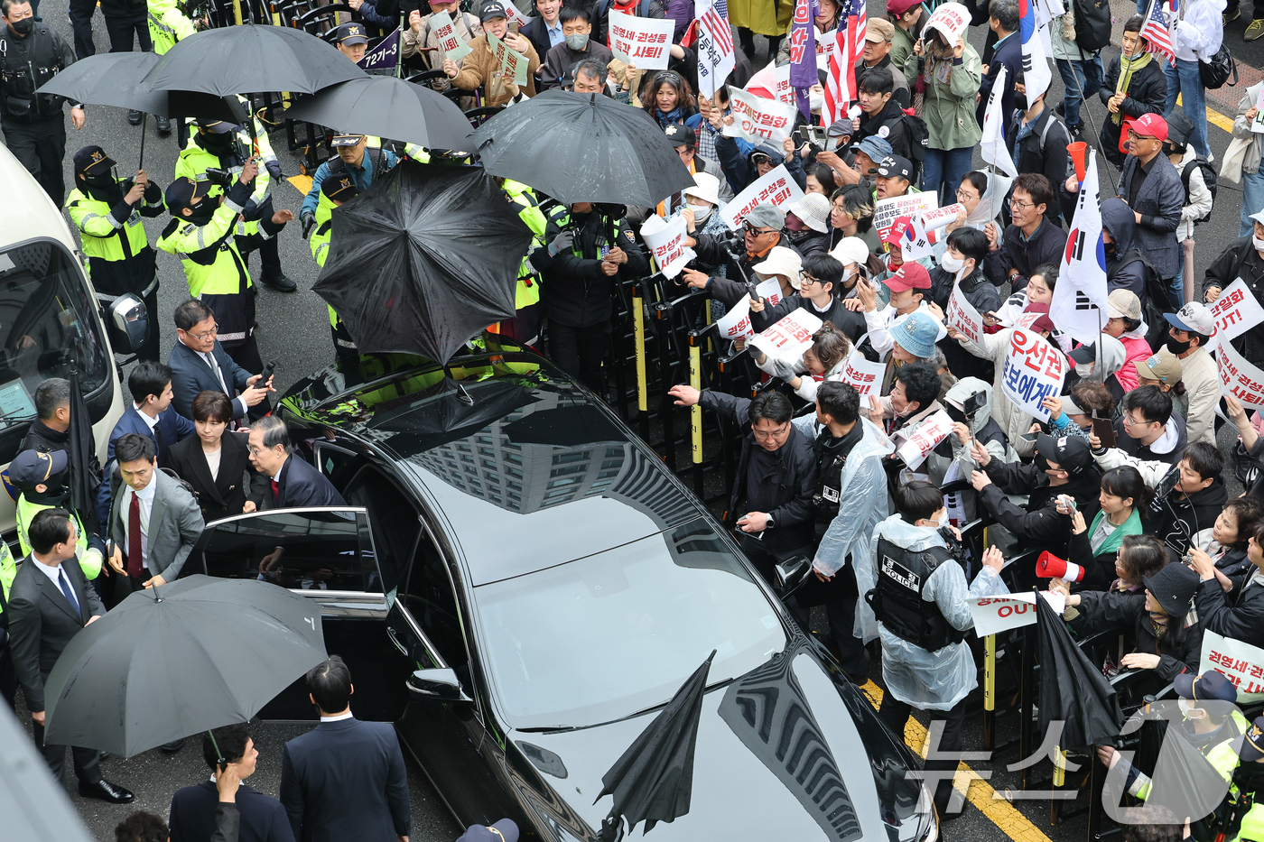 (서울=뉴스1) 안은나 기자 = 국민의힘에 입당한 한덕수 대선 예비후보가 10일 현안 관련 긴급 기자회견을 하기 위해 서울 여의도 중앙당사에 도착하고 있다. 오른쪽은 김문수 후보 …