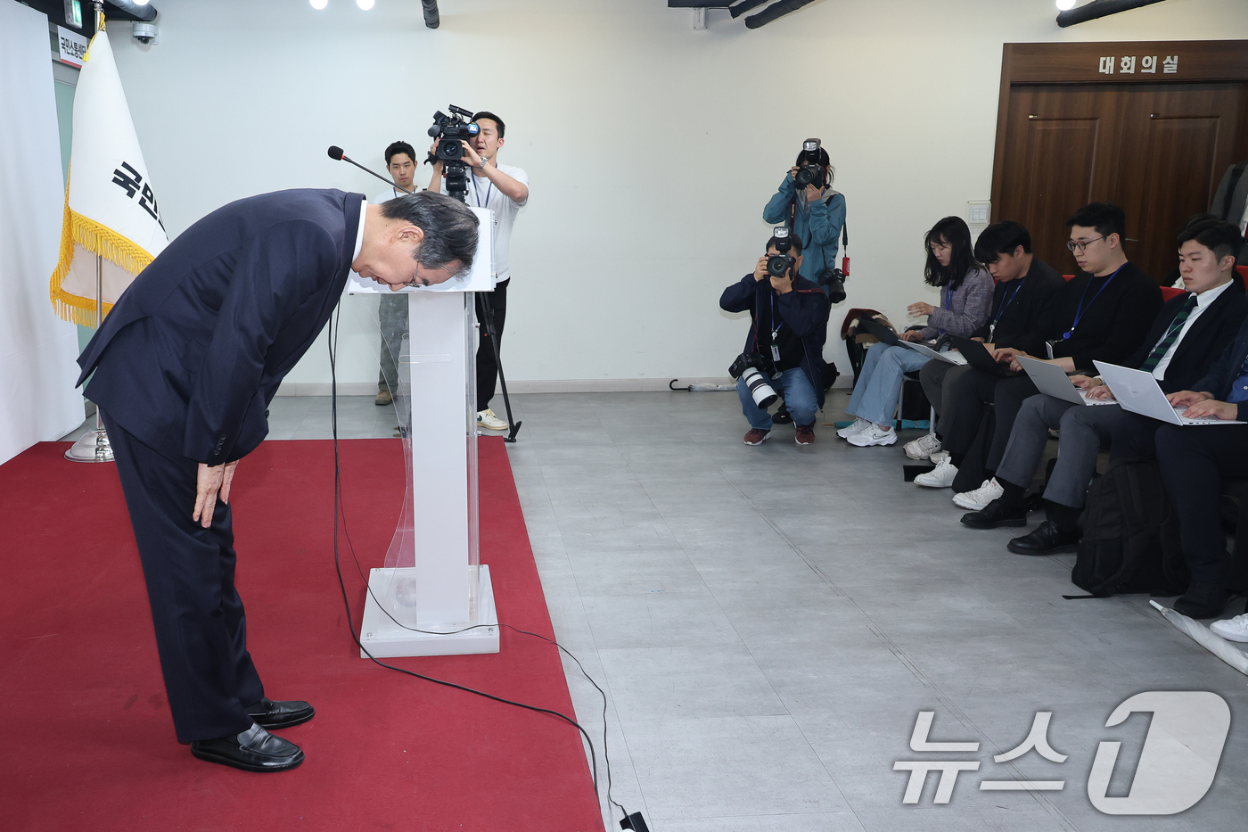 (서울=뉴스1) 안은나 기자 = 국민의힘에 입당한 한덕수 대선 예비후보가 10일 서울 여의도 중앙당사에서 현안 관련 긴급 기자회견을 하기 앞서 인사하고 있다. 2025.5.10/뉴 …