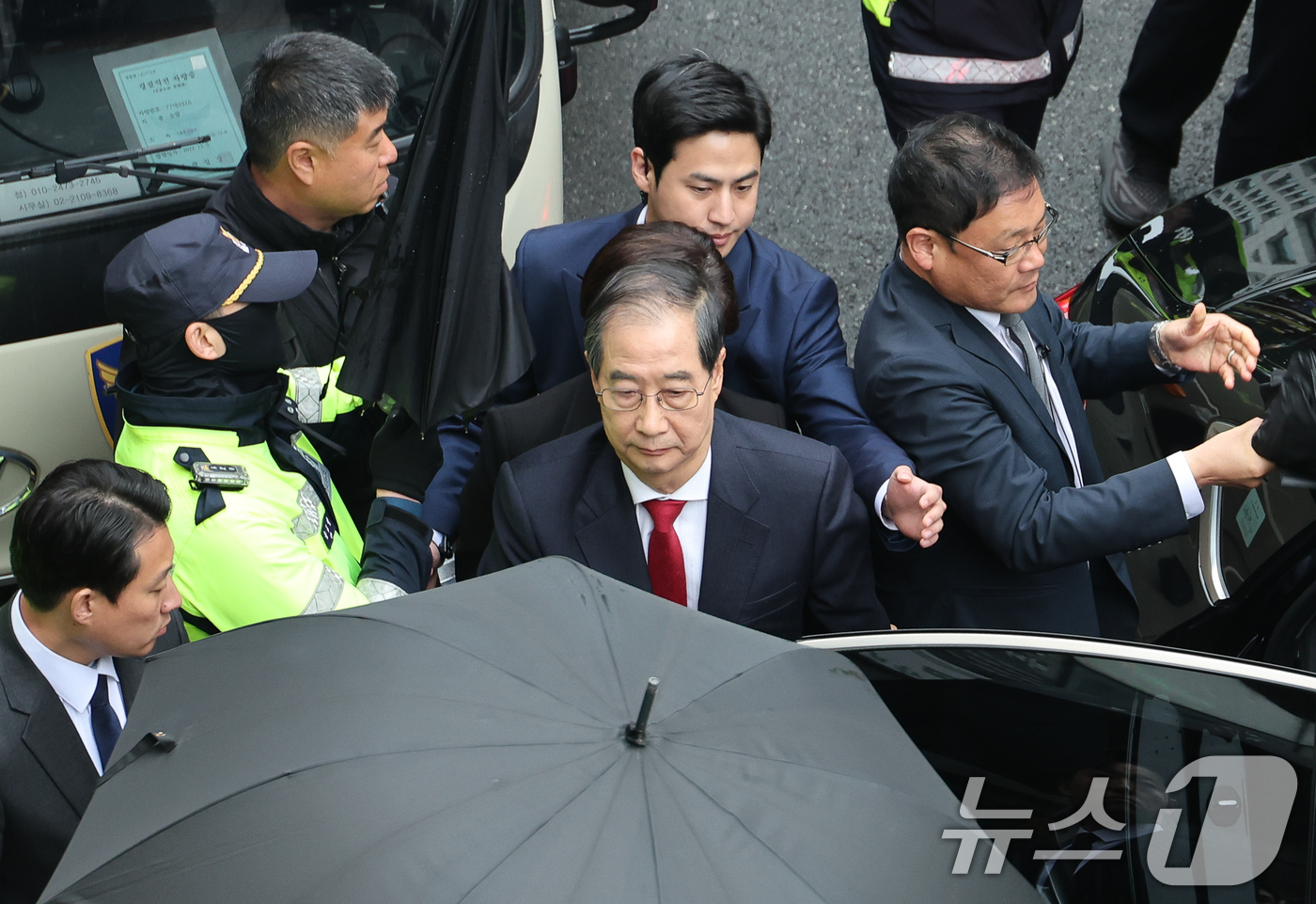 (서울=뉴스1) 안은나 기자 = 국민의힘에 입당한 한덕수 대선 예비후보가 10일 현안 관련 긴급 기자회견을 하기 위해 서울 여의도 중앙당사에 도착해 차에서 내리고 있다. 2025. …