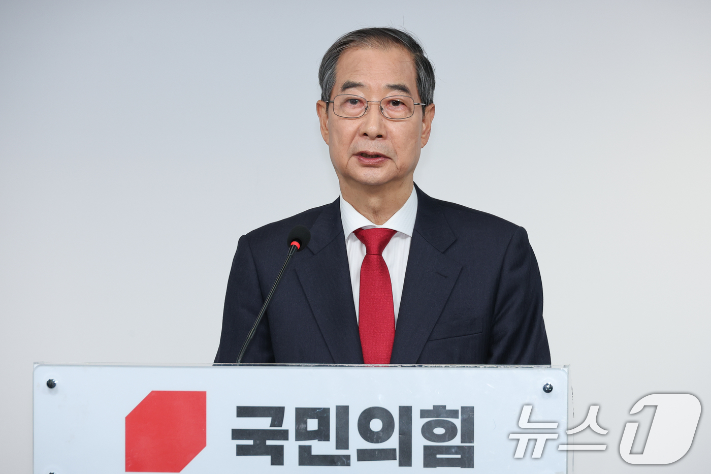 (서울=뉴스1) 안은나 기자 = 국민의힘에 입당한 한덕수 대선 예비후보가 10일 서울 여의도 중앙당사에서 현안 관련 긴급 기자회견을 하고 있다. 2025.5.10/뉴스1