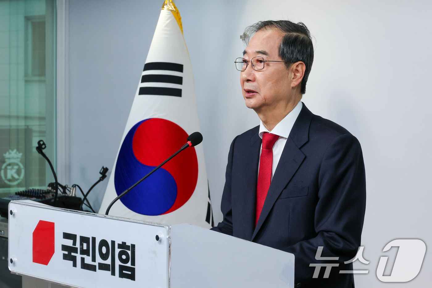 (서울=뉴스1) 안은나 기자 = 국민의힘에 입당한 한덕수 대선 예비후보가 10일 서울 여의도 중앙당사에서 현안 관련 긴급 기자회견을 하고 있다. 2025.5.10/뉴스1