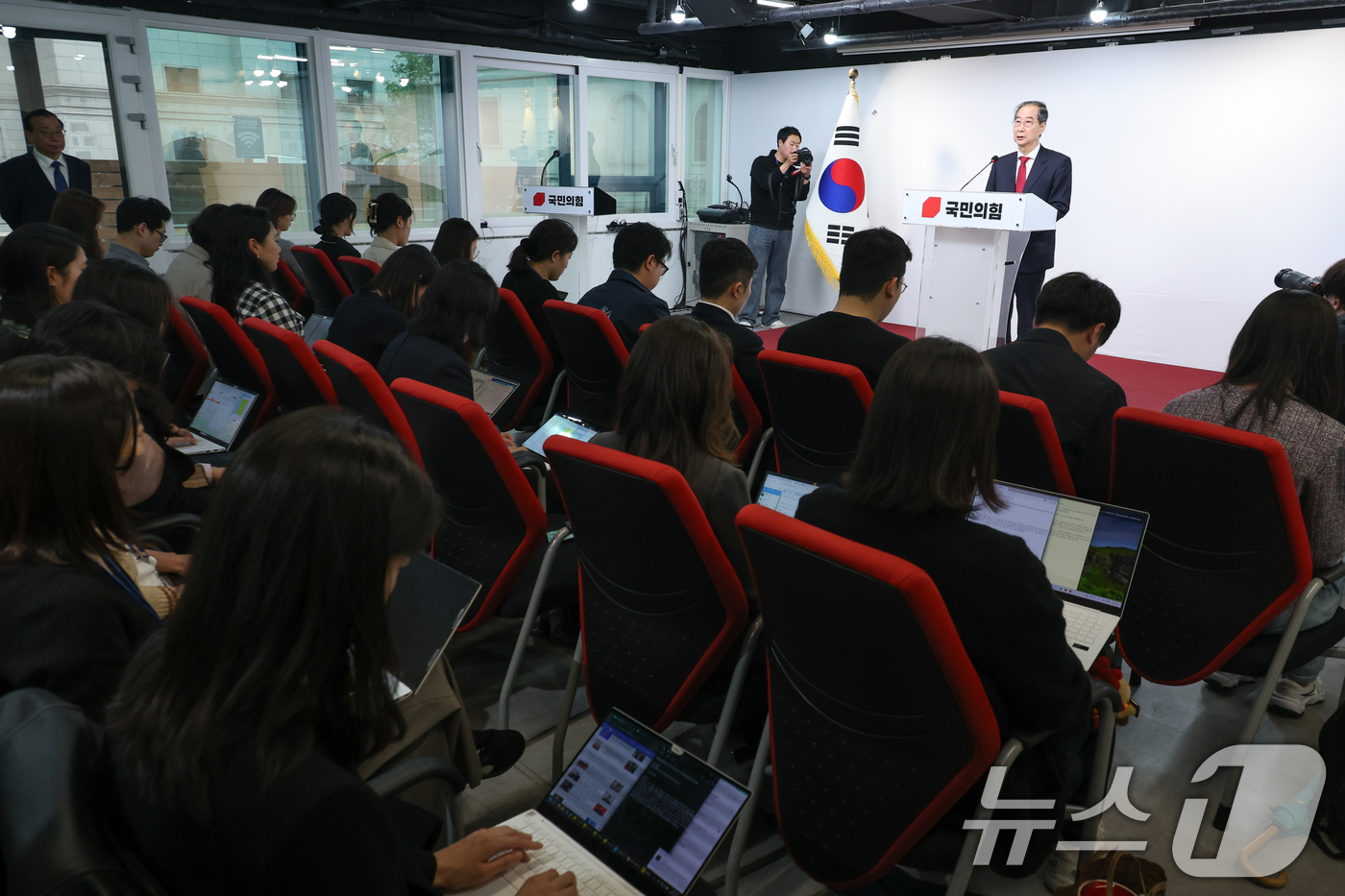 (서울=뉴스1) 안은나 기자 = 국민의힘에 입당한 한덕수 대선 예비후보가 10일 서울 여의도 중앙당사에서 현안 관련 긴급 기자회견을 하고 있다. 2025.5.10/뉴스1