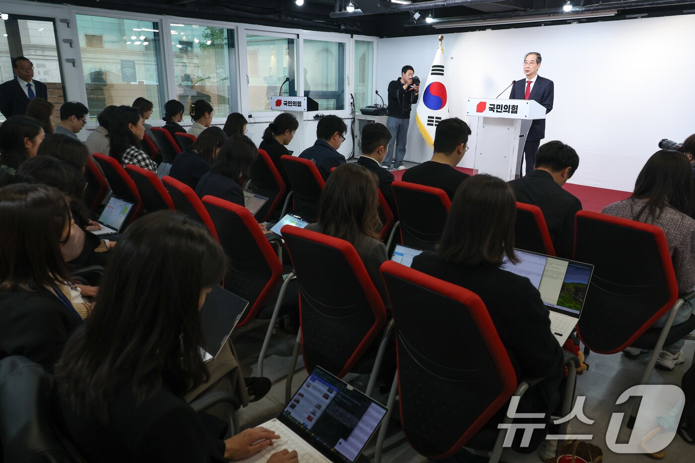 본문 이미지 - 국민의힘에 입당한 한덕수 대선 예비후보가 10일 서울 여의도 중앙당사에서 현안 관련 긴급 기자회견을 하고 있다. 2025.5.10/뉴스1 ⓒ News1 안은나 기자