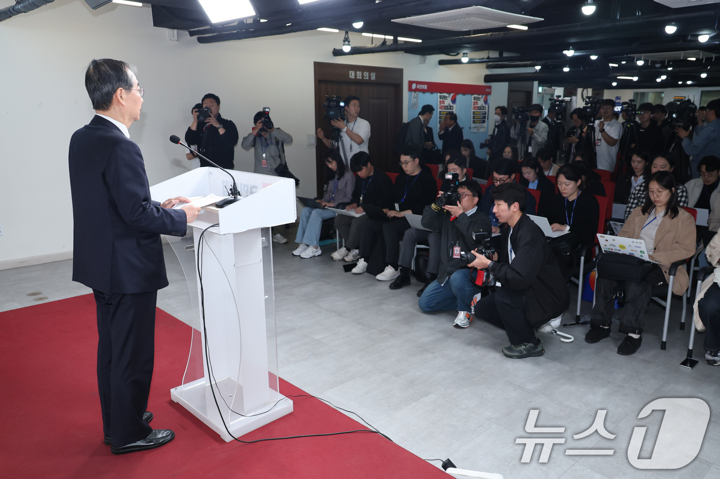 (서울=뉴스1) 안은나 기자 = 국민의힘에 입당한 한덕수 대선 예비후보가 10일 서울 여의도 중앙당사에서 현안 관련 긴급 기자회견을 하고 있다. 2025.5.10/뉴스1