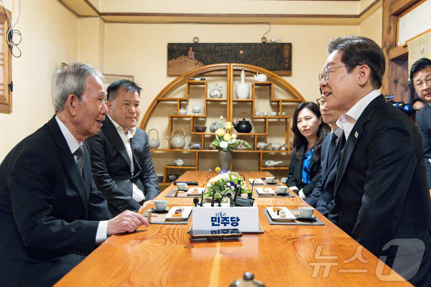 (진주=뉴스1) 이재명 기자 = 경청투어에 나선 이재명 더불어민주당 대통령 후보가 10일 오후 경남 진주시에 위치한 찻집에서 김장하 전 남성문화재단 이사장과 차담을 갖고 있다.