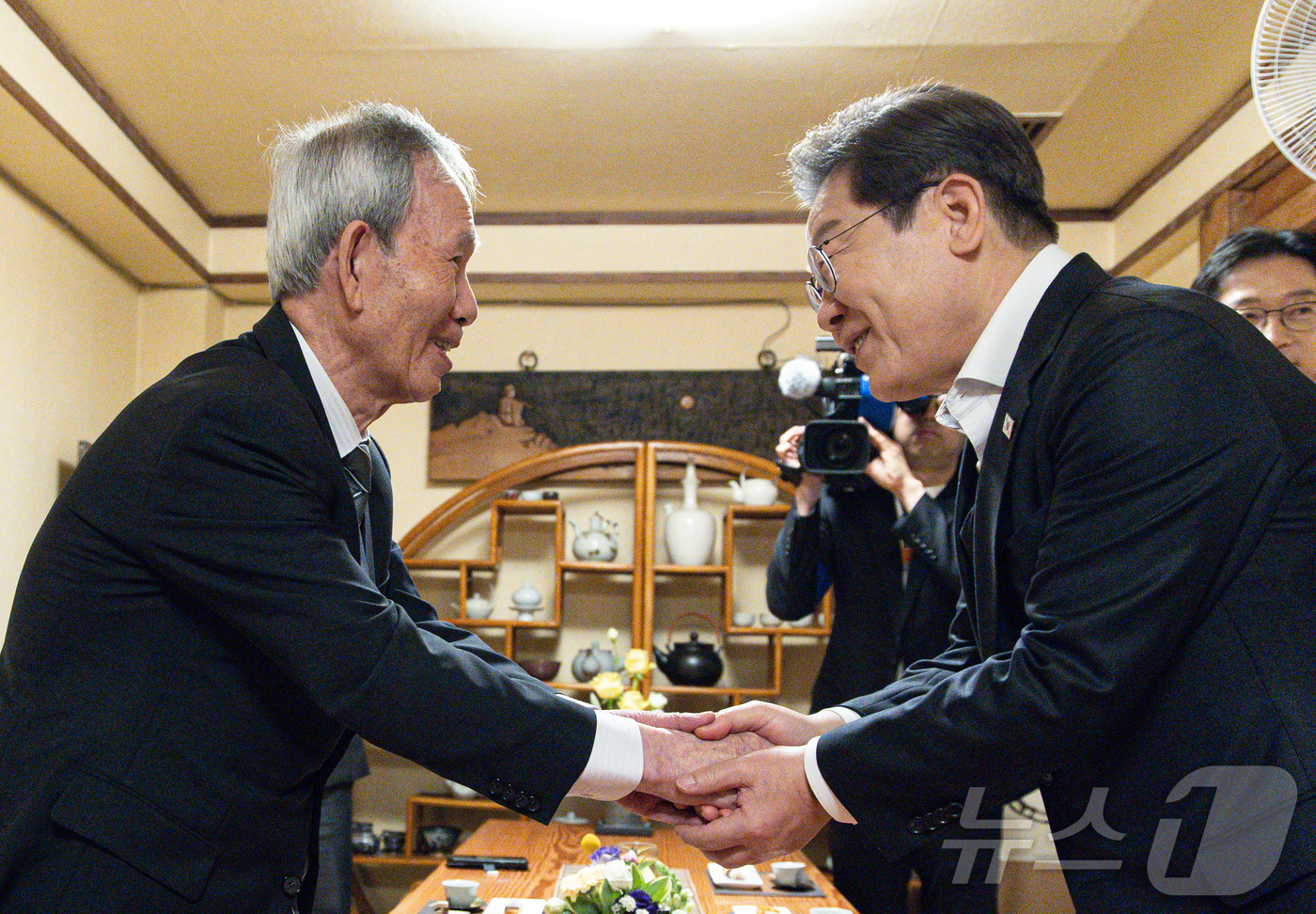 (진주=뉴스1) 이재명 기자 = 경청투어에 나선 이재명 더불어민주당 대통령 후보와 김장하 전 남성문화재단 이사장이 10일 오전 경남 진주시에 위치한 찻집에서 차담을 갖기 전 악수하 …