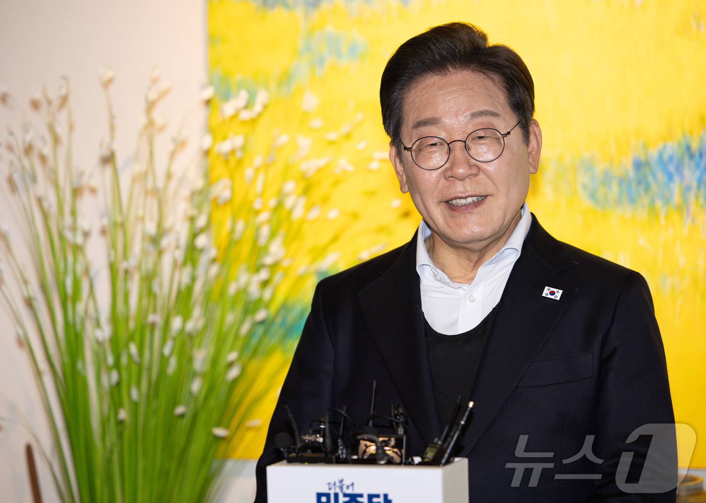 (진주=뉴스1) 이재명 기자 = 경청투어에 나선 이재명 더불어민주당 대통령 후보가 10일 오후 경남 진주시에 위치한 찻집에서 김장하 전 남성문화재단 이사장과 차담을 마친 후 백브리 …