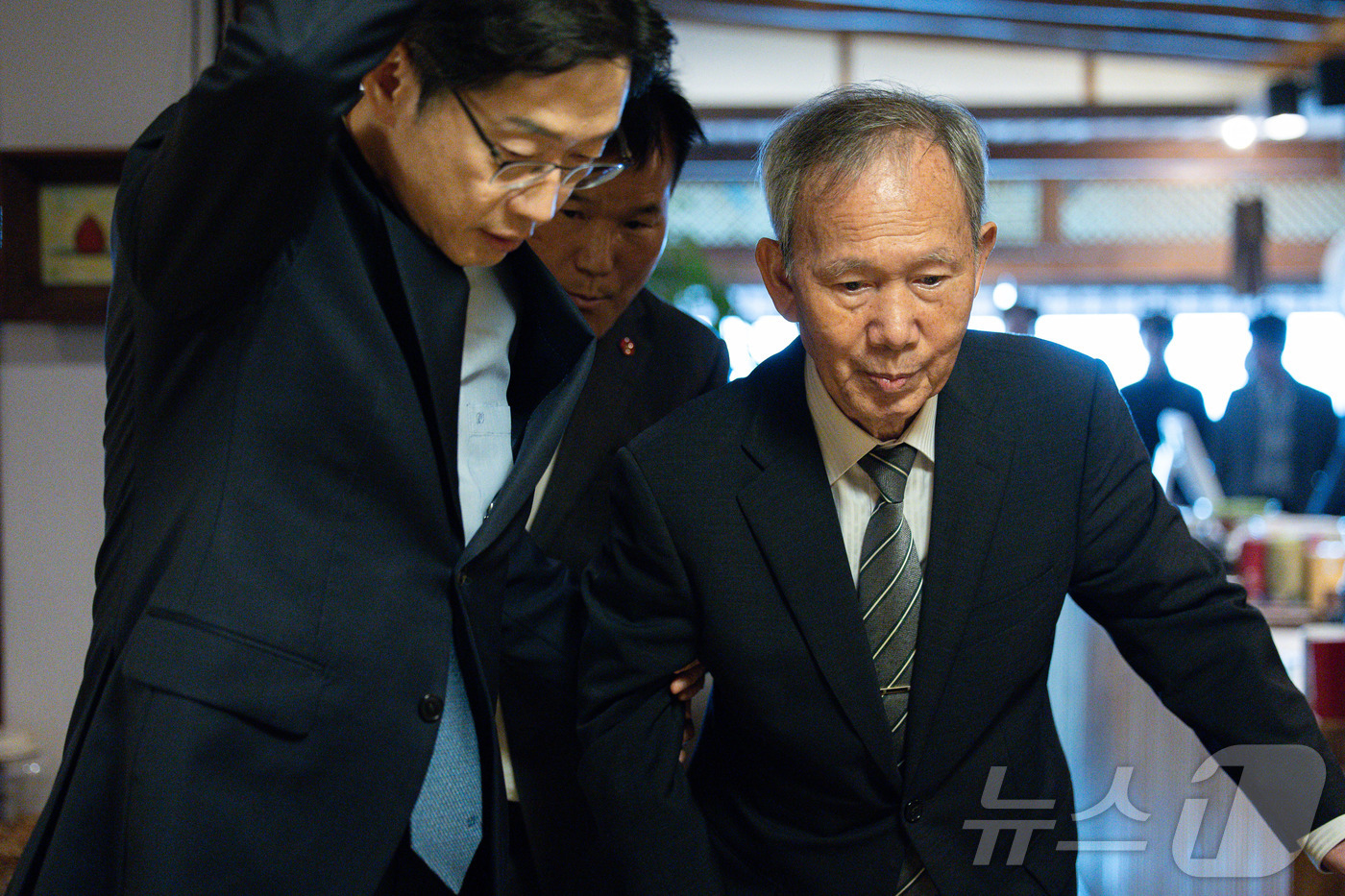 (진주=뉴스1) 이재명 기자 = 김장하 전 남성문화재단 이사장이 10일 오후 경남 진주시에 위치한 찻집에서 이재명 더불어민주당 대통령 후보와 차담을 갖기 위해 김경수 총괄선거대책위 …