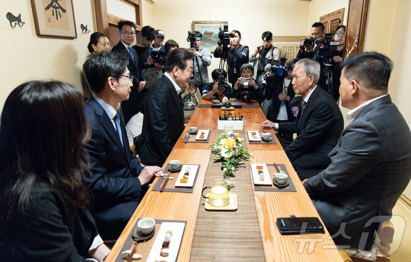 (진주=뉴스1) 이재명 기자 = 경청투어에 나선 이재명 더불어민주당 대통령 후보가 10일 오후 경남 진주시에 위치한 찻집에서 김장하 전 남성문화재단 이사장과 차담을 갖고 있다.