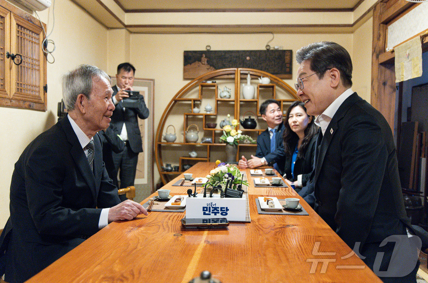 (진주=뉴스1) 이재명 기자 = 경청투어에 나선 이재명 더불어민주당 대통령 후보가 10일 오후 경남 진주시에 위치한 찻집에서 김장하 전 남성문화재단 이사장과 차담을 갖고 있다.