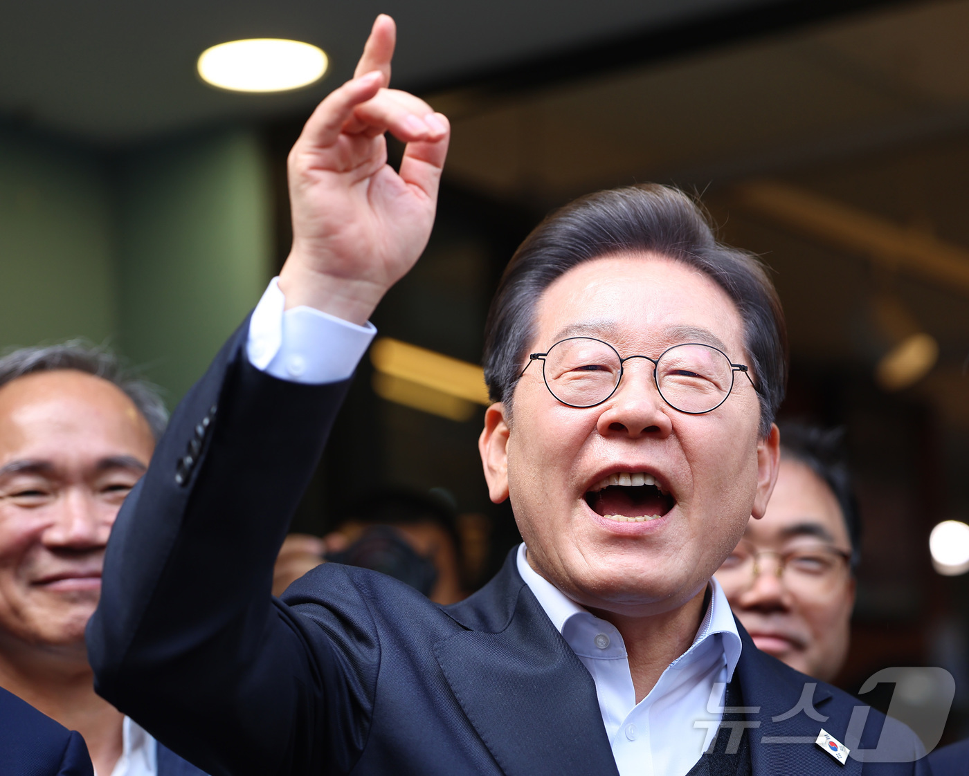 (진주=뉴스1) 이재명 기자 = 경청투어에 나선 이재명 더불어민주당 대통령 후보가 10일 오후 경남 진주시 로데오거리에서 연설을 하고 있다. (공동취재)