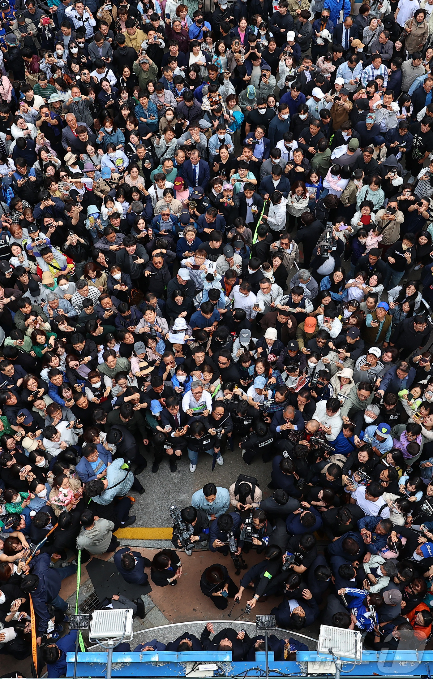 (진주=뉴스1) 이재명 기자 = 경청투어에 나선 이재명 더불어민주당 대통령 후보가 10일 오후 경남 진주시 로데오거리에서 연설을 하고 있다. (공동취재)