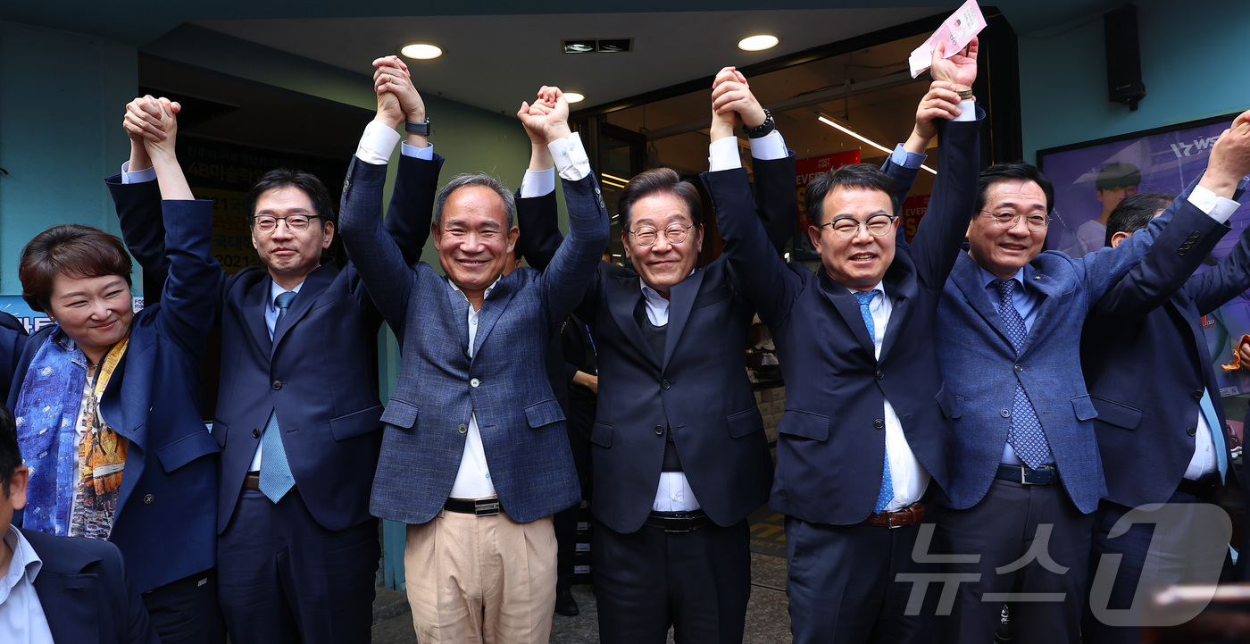 (진주=뉴스1) 이재명 기자 = 경청투어에 나선 이재명 더불어민주당 대통령 후보가 10일 오후 경남 진주시 로데오거리에서 손을 들어올리고 있다. (공동취재)