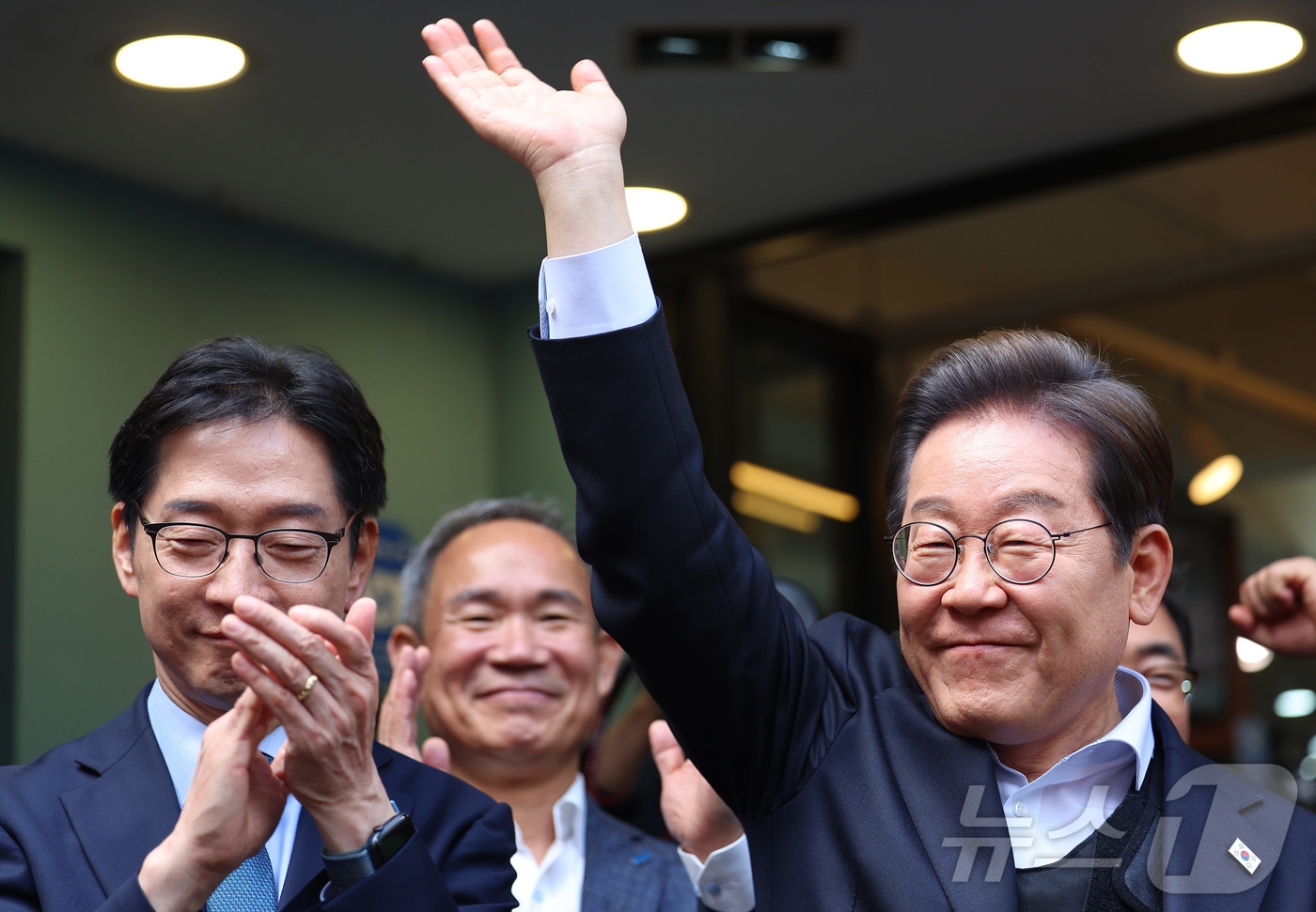 (진주=뉴스1) 이재명 기자 = 경청투어에 나선 이재명 더불어민주당 대통령 후보가 10일 오후 경남 진주시 로데오거리에서 연설을 하고 있다. (공동취재)