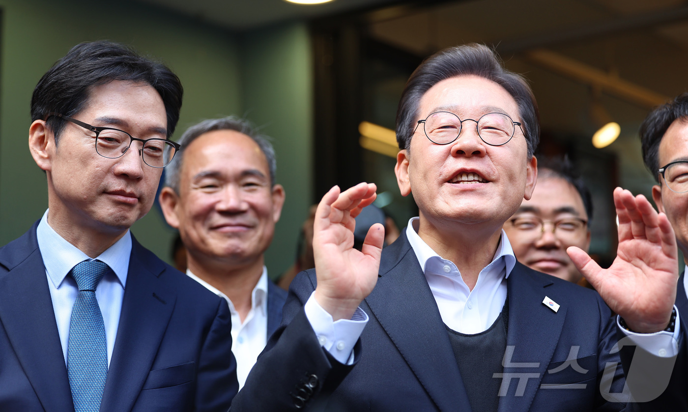 (진주=뉴스1) 이재명 기자 = 경청투어에 나선 이재명 더불어민주당 대통령 후보가 10일 오후 경남 진주시 로데오거리에서 연설을 하고 있다. (공동취재)