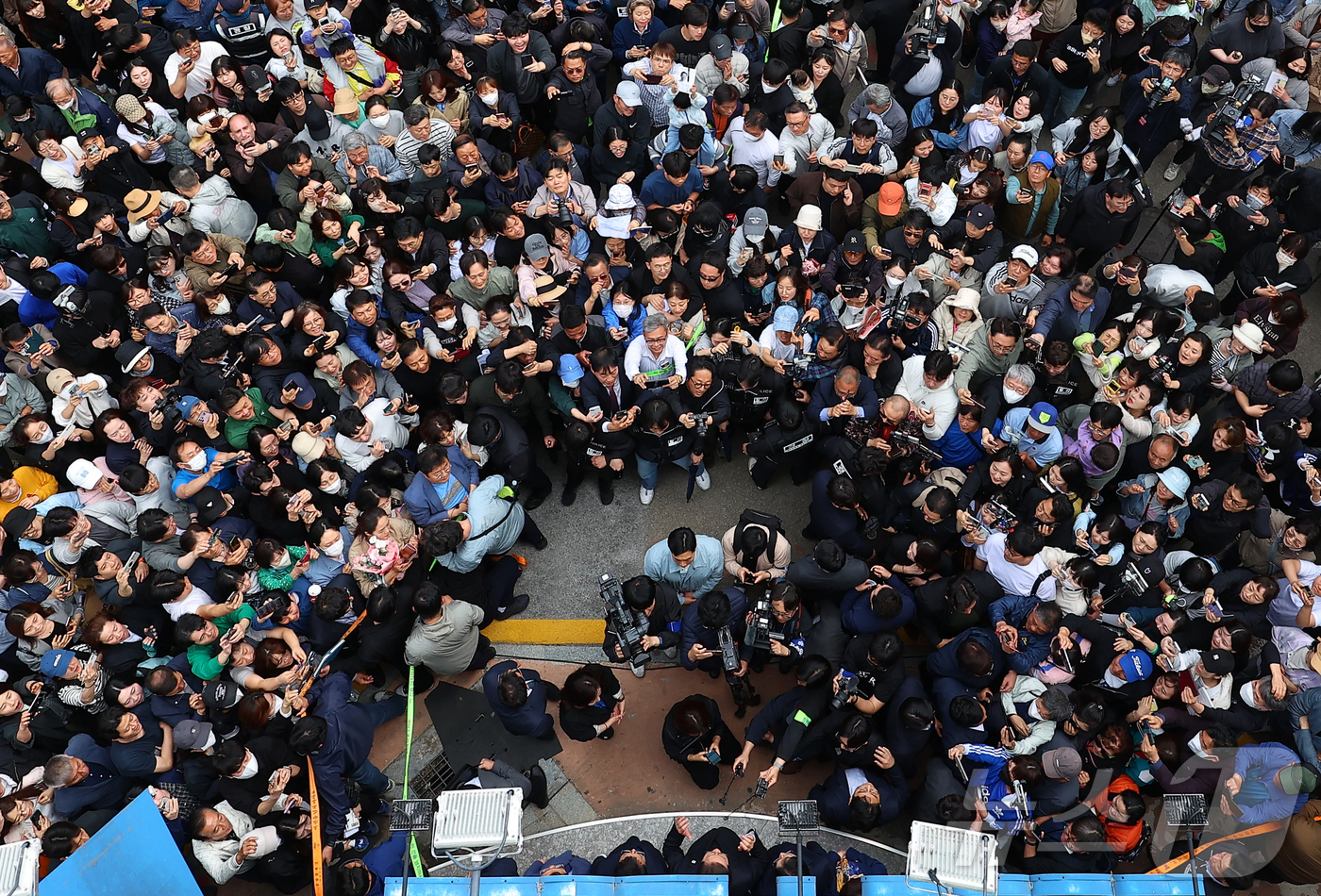 (진주=뉴스1) 이재명 기자 = 경청투어에 나선 이재명 더불어민주당 대통령 후보가 10일 오후 경남 진주시 로데오거리에서 연설을 하고 있다. (공동취재)