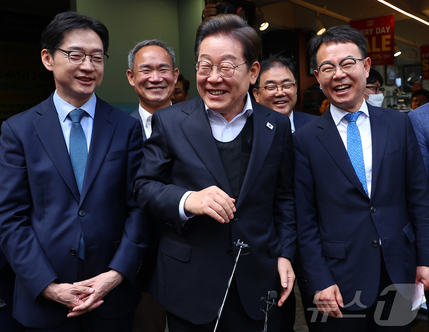 (진주=뉴스1) 이재명 기자 = 경청투어에 나선 이재명 더불어민주당 대통령 후보가 10일 오후 경남 진주시 로데오거리에서 연설을 하고 있다. (공동취재)