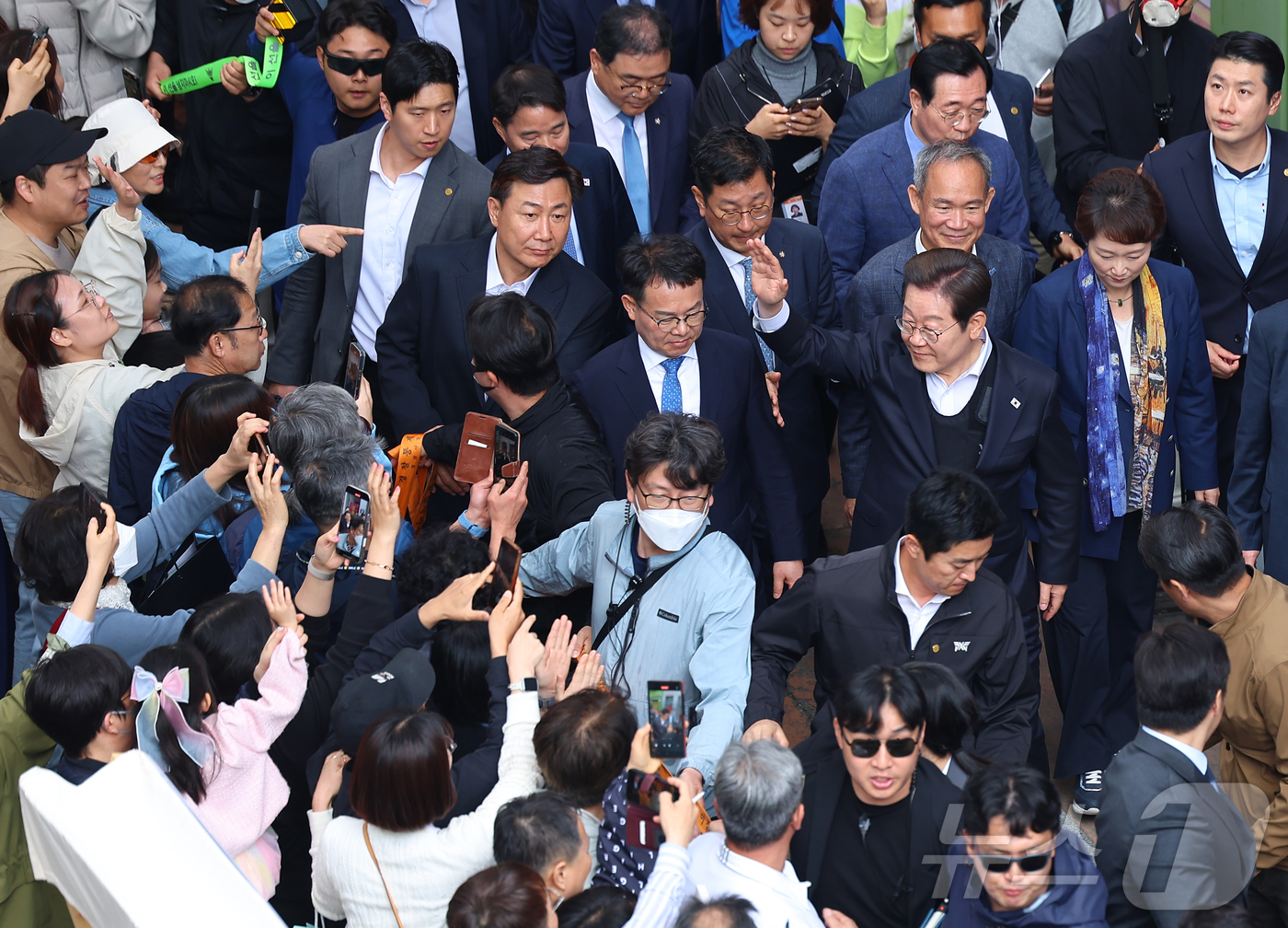 (진주=뉴스1) 이재명 기자 = 경청투어에 나선 이재명 더불어민주당 대통령 후보가 10일 오후 경남 진주시 로데오거리에서 시민들에게 인사하고 있다. (공동취재)