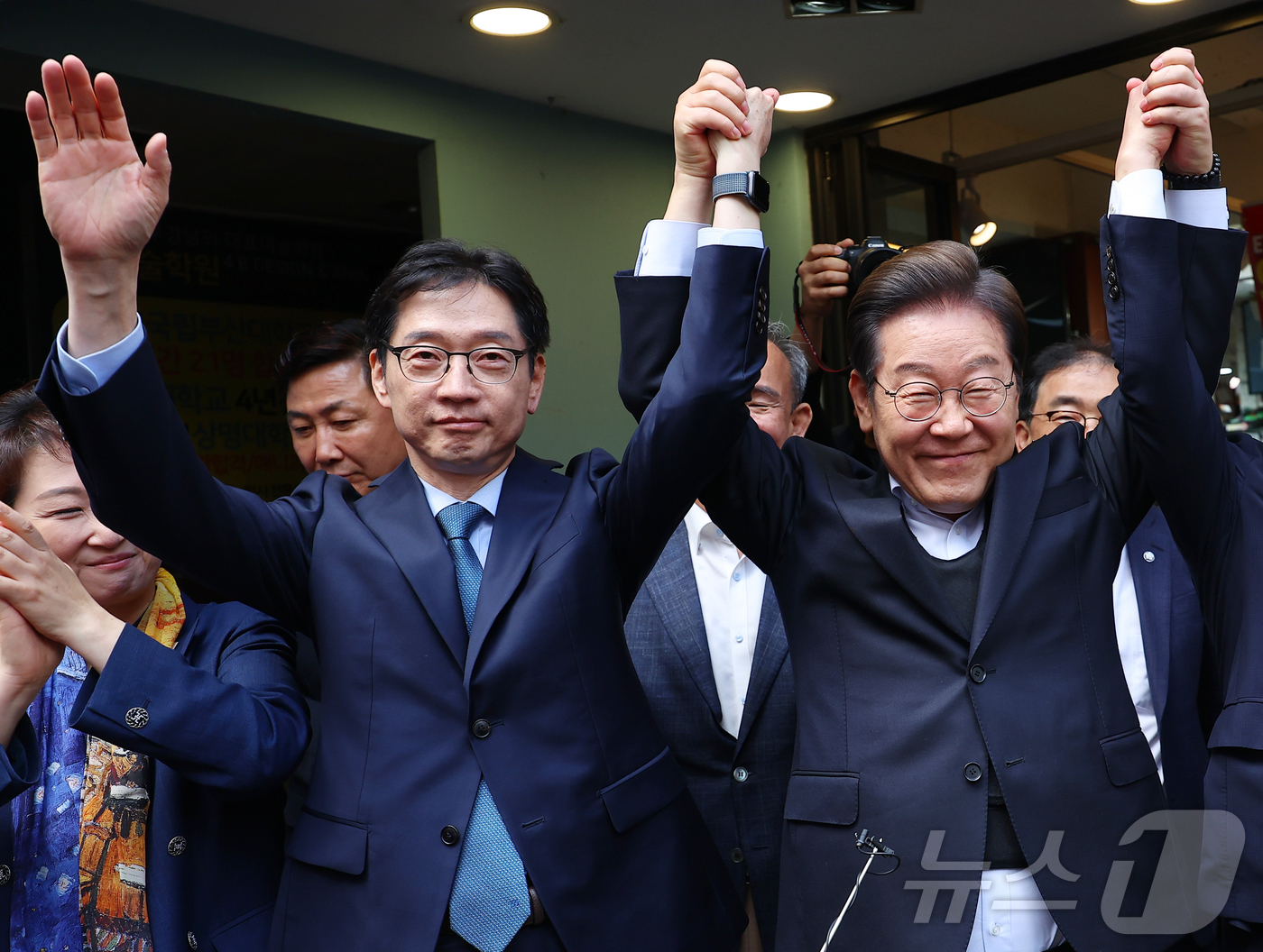 (진주=뉴스1) 이재명 기자 = 경청투어에 나선 이재명 더불어민주당 대통령 후보와 김경수 총괄선대위원장이 10일 오후 경남 진주시 로데오거리에서 손을 들어올리고 있다. (공동취재) …