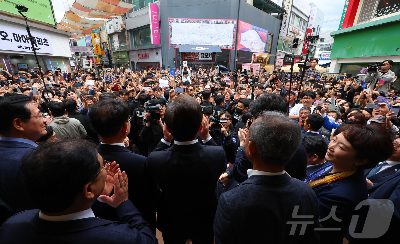 (진주=뉴스1) 이재명 기자 = 경청투어에 나선 이재명 더불어민주당 대통령 후보가 10일 오후 경남 진주시 로데오거리에서 연설을 하고 있다. (공동취재)