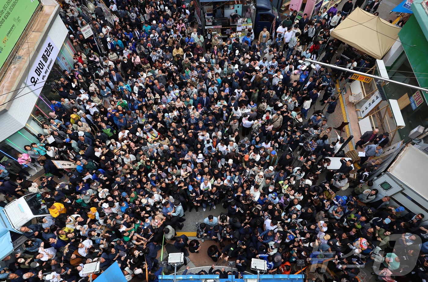 (진주=뉴스1) 이재명 기자 = 경청투어에 나선 이재명 더불어민주당 대통령 후보가 10일 오후 경남 진주시 로데오거리에서 연설을 하고 있다. (공동취재)