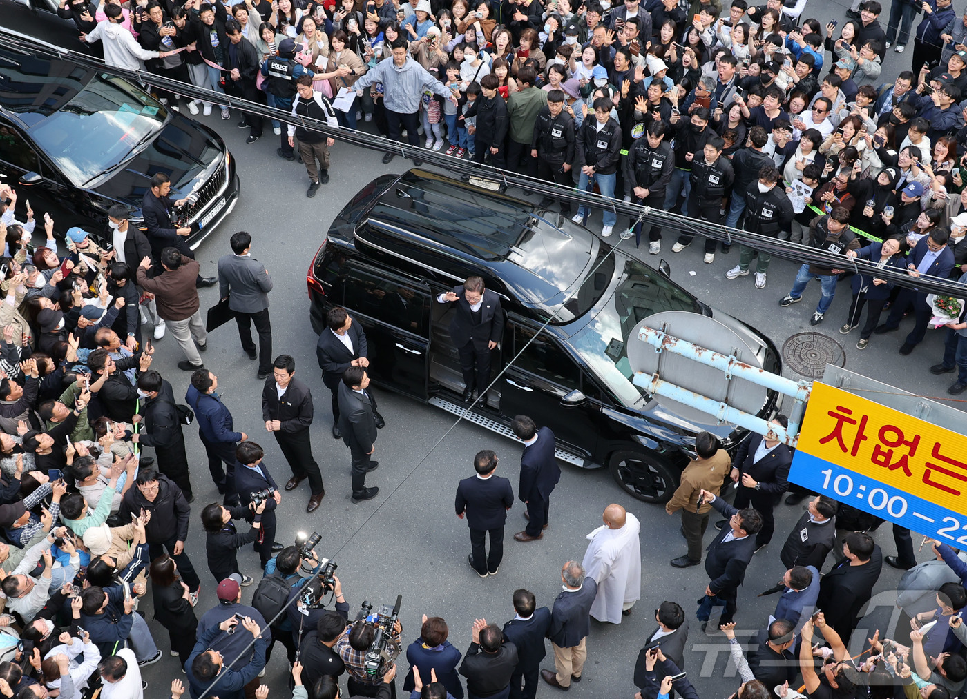 (진주=뉴스1) 이재명 기자 = 경청투어에 나선 이재명 더불어민주당 대통령 후보가 10일 오후 경남 진주시 대안동 차없는 거리에 도착해 인사하고 있다. (공동취재) 2025.5.1 …