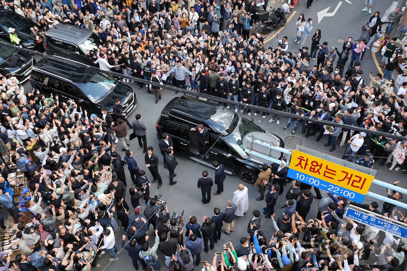 (진주=뉴스1) 이재명 기자 = 경청투어에 나선 이재명 더불어민주당 대통령 후보가 10일 오후 경남 진주시 대안동 차없는 거리에 도착해 인사하고 있다. (공동취재) 2025.5.1 …