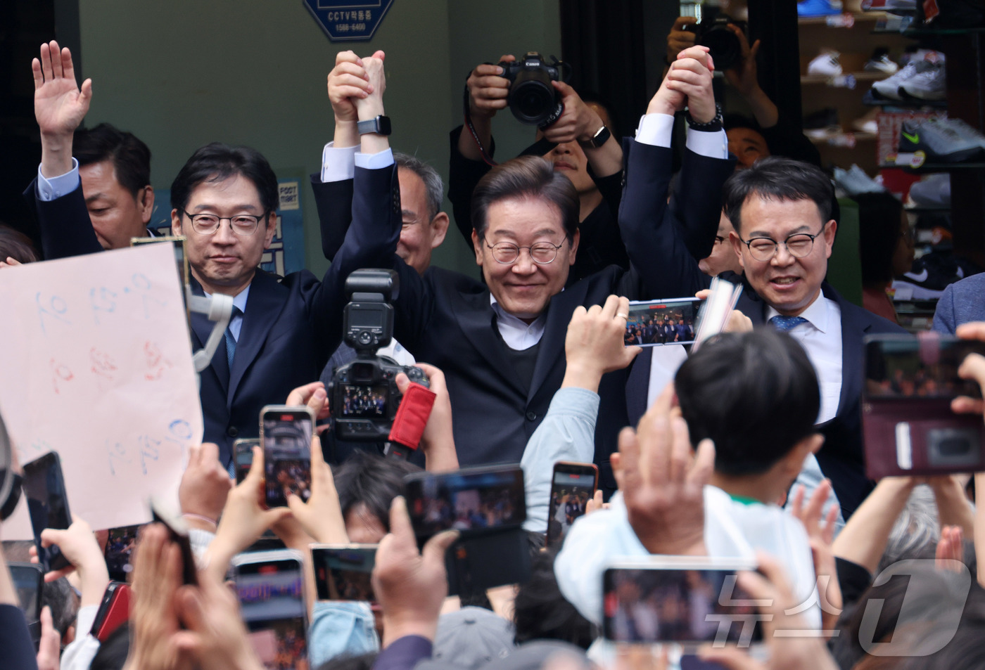 (진주=뉴스1) 이재명 기자 = 경청투어에 나선 이재명 더불어민주당 대통령 후보가 10일 오후 경남 진주시 대안동 차없는 거리에서 연설을 마친 후 인사하고 있다. (공동취재) 20 …