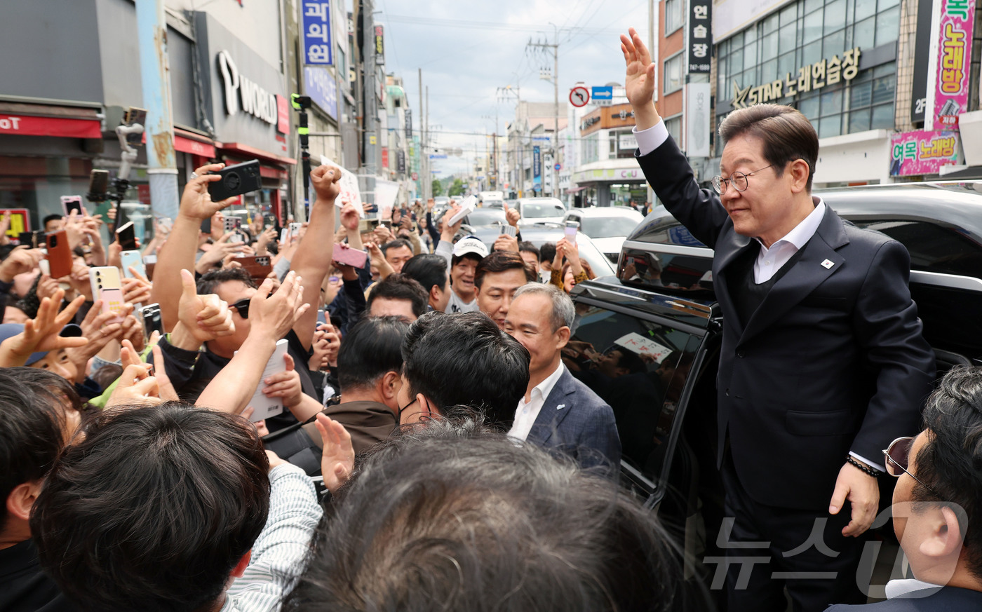 (진주=뉴스1) 이재명 기자 = 경청투어에 나선 이재명 더불어민주당 대통령 후보가 10일 오후 경남 진주시 대안동 차없는 거리에서 시민들에게 인사하고 있다. (공동취재) 2025. …