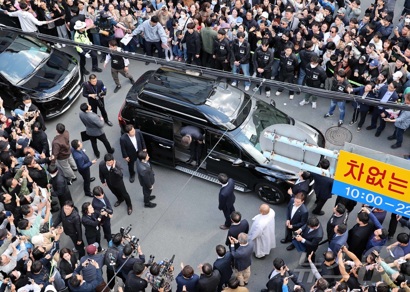 (진주=뉴스1) 이재명 기자 = 경청투어에 나선 이재명 더불어민주당 대통령 후보가 10일 오후 경남 진주시 대안동 차없는 거리에 도착해 인사하고 있다. (공동취재) 2025.5.1 …