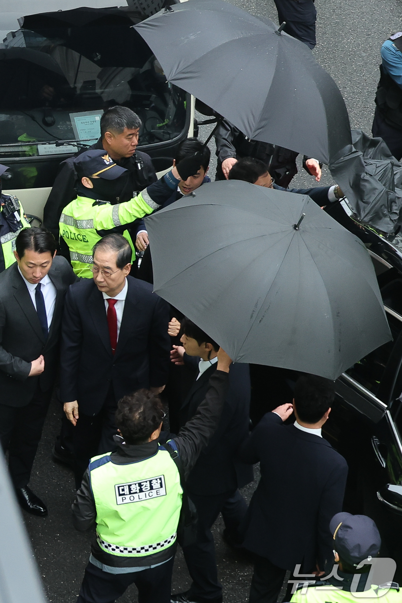 (서울=뉴스1) 안은나 기자 = 국민의힘에 입당한 한덕수 대선 예비후보가 10일 현안 관련 긴급 기자회견을 하기 위해 서울 여의도 중앙당사에 도착해 경호 속 차에서 내려 이동하고 …