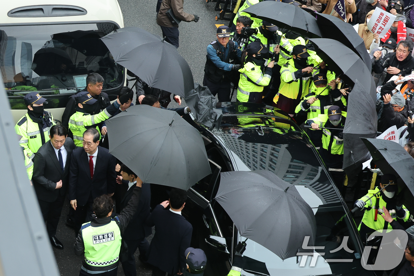(서울=뉴스1) 안은나 기자 = 국민의힘에 입당한 한덕수 대선 예비후보가 10일 현안 관련 긴급 기자회견을 하기 위해 서울 여의도 중앙당사에 도착해 경호 속 차에서 내려 이동하고 …