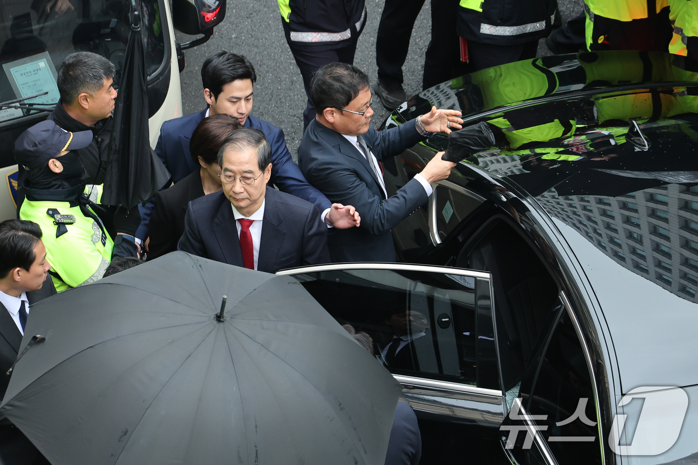 (서울=뉴스1) 안은나 기자 = 국민의힘에 입당한 한덕수 대선 예비후보가 10일 서울 여의도 중앙당사에서 현안 관련 긴급 기자회견을 하기 위해 차에서 내리고 있다. 2025.5.1 …