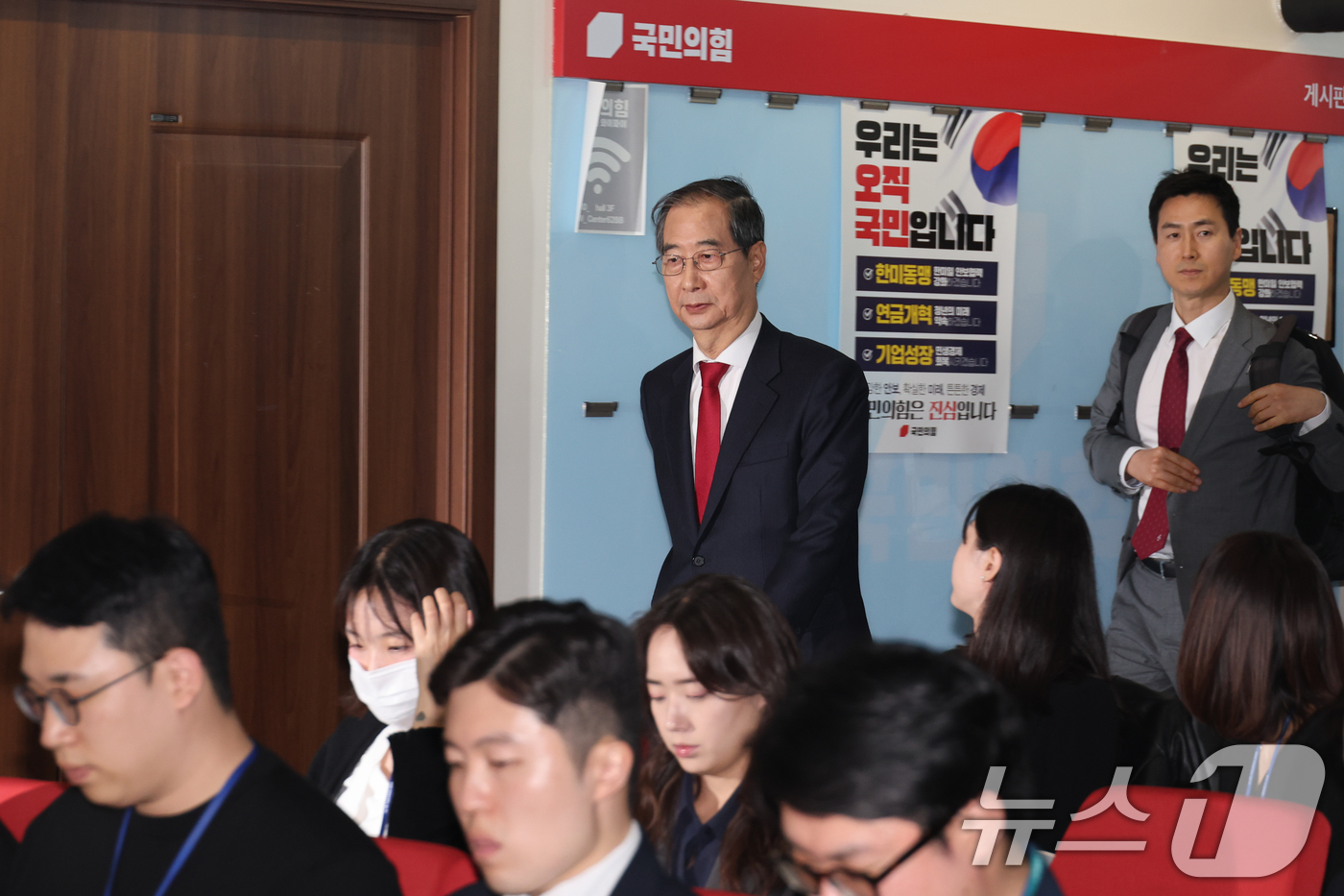 (서울=뉴스1) 안은나 기자 = 국민의힘에 입당한 한덕수 대선 예비후보가 10일 현안 관련 긴급 기자회견을 하기 위해 서울 여의도 중앙당사에 입장하고 있다. 2025.5.10/뉴스 …