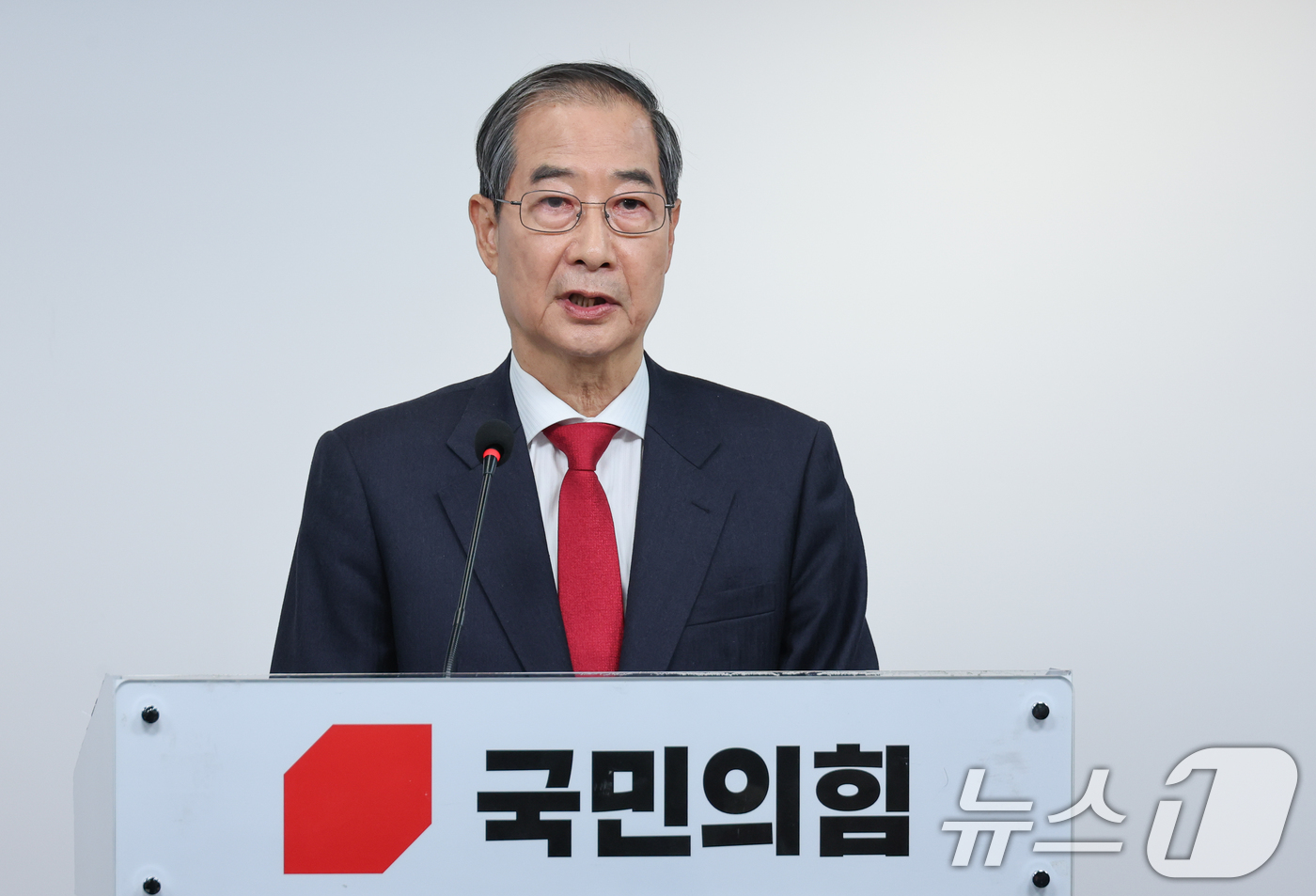 (서울=뉴스1) 안은나 기자 = 국민의힘에 입당한 한덕수 대선 예비후보가 10일 서울 여의도 중앙당사에서 현안 관련 긴급 기자회견을 하고 있다. 2025.5.10/뉴스1
