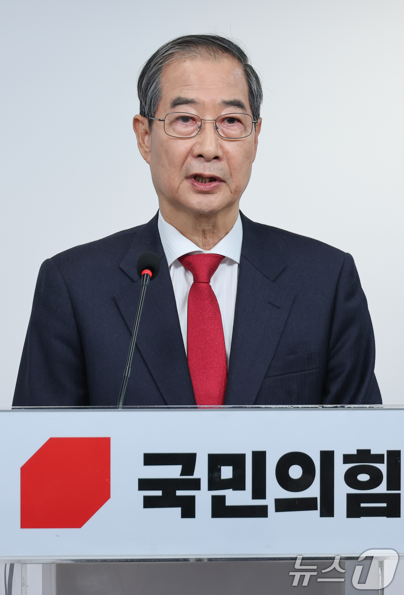 (서울=뉴스1) 안은나 기자 = 국민의힘에 입당한 한덕수 대선 예비후보가 10일 서울 여의도 중앙당사에서 현안 관련 긴급 기자회견을 하고 있다. 2025.5.10/뉴스1