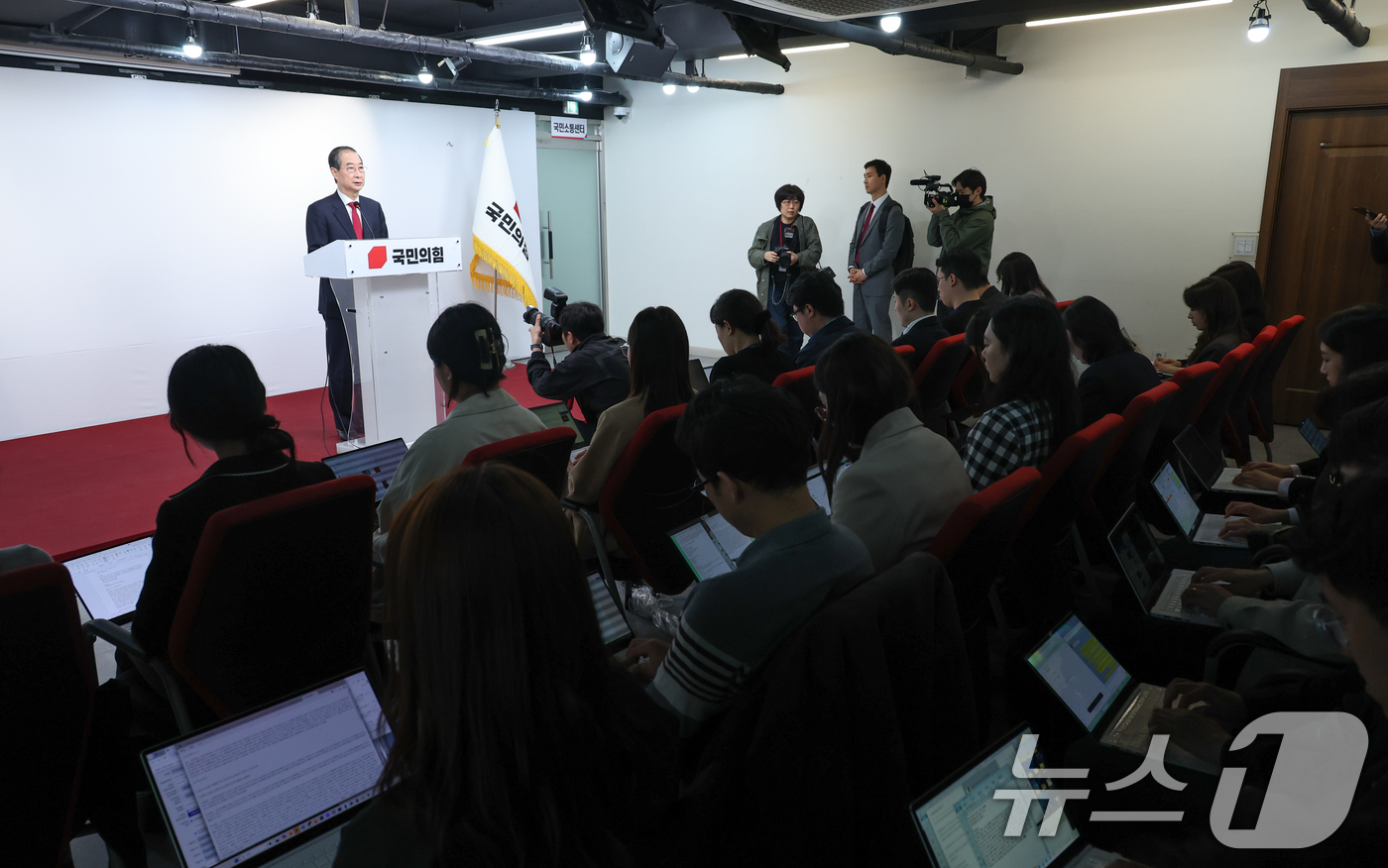 (서울=뉴스1) 안은나 기자 = 국민의힘에 입당한 한덕수 대선 예비후보가 10일 서울 여의도 중앙당사에서 현안 관련 긴급 기자회견을 하고 있다. 2025.5.10/뉴스1