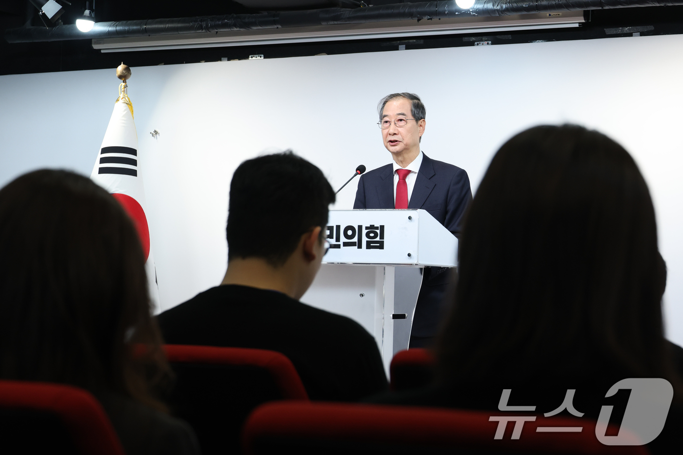 (서울=뉴스1) 안은나 기자 = 국민의힘에 입당한 한덕수 대선 예비후보가 10일 서울 여의도 중앙당사에서 현안 관련 긴급 기자회견을 하고 있다. 2025.5.10/뉴스1