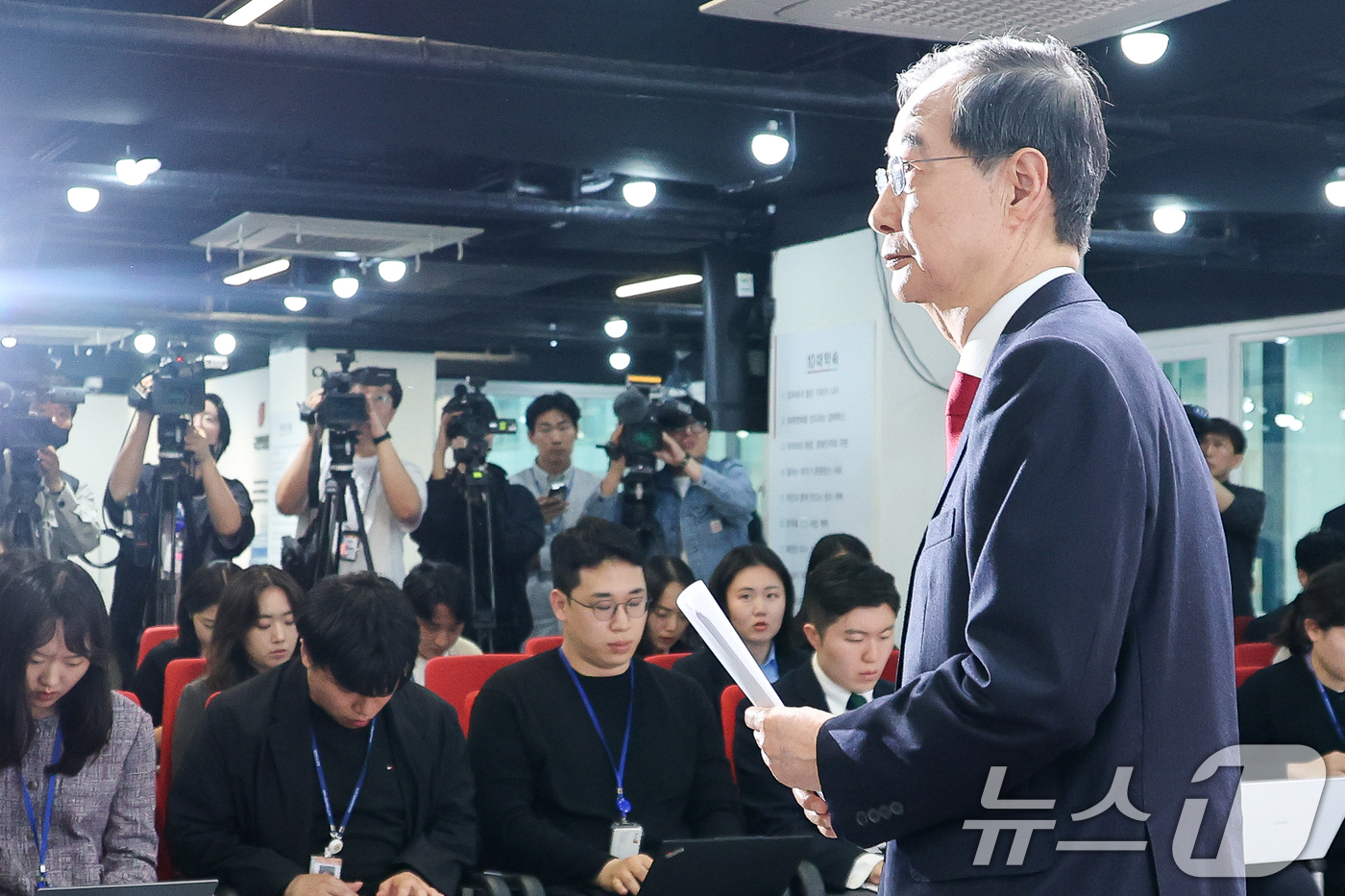 (서울=뉴스1) 안은나 기자 = 국민의힘에 입당한 한덕수 대선 예비후보가 10일 서울 여의도 중앙당사에서 현안 관련 긴급 기자회견을 마친 후 이석하고 있다. 2025.5.10/뉴스 …