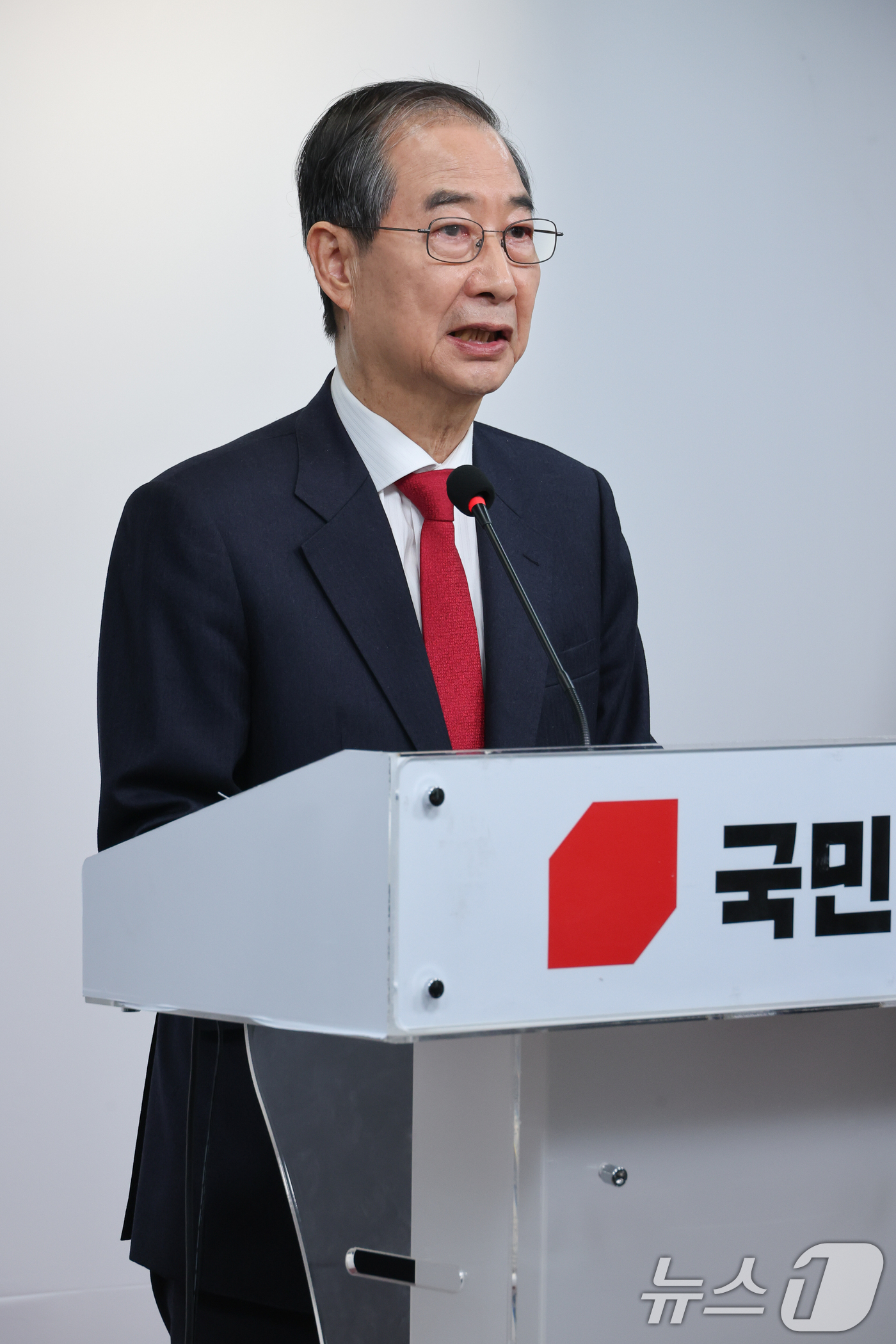 (서울=뉴스1) 안은나 기자 = 국민의힘에 입당한 한덕수 대선 예비후보가 10일 서울 여의도 중앙당사에서 현안 관련 긴급 기자회견을 하고 있다. 2025.5.10/뉴스1