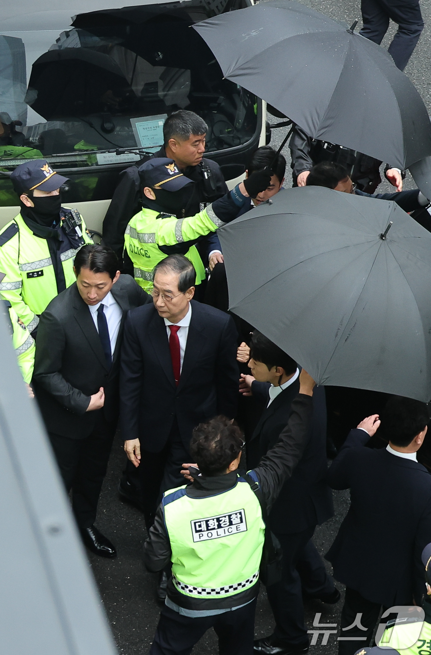 (서울=뉴스1) 안은나 기자 = 국민의힘에 입당한 한덕수 대선 예비후보가 10일 서울 여의도 중앙당사에서 긴급 기자회견을 하기 위해 당사로 들어서고 있다. 오른쪽은 김문수 후보 지 …