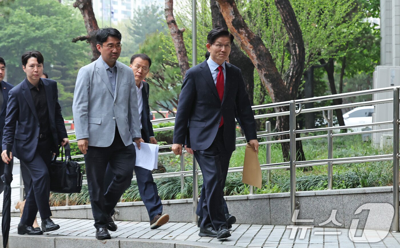 본문 이미지 - 국민의힘으로부터 대통령선거 후보 자격이 취소된 김문수 후보가 10일 오후 서울 양천구 남부지방법원에서 열린 후보 선출취소 효력정지 가처분 심문기일에 출석하고 있다. 2025.5.10/뉴스1 ⓒ News1 장수영 기자