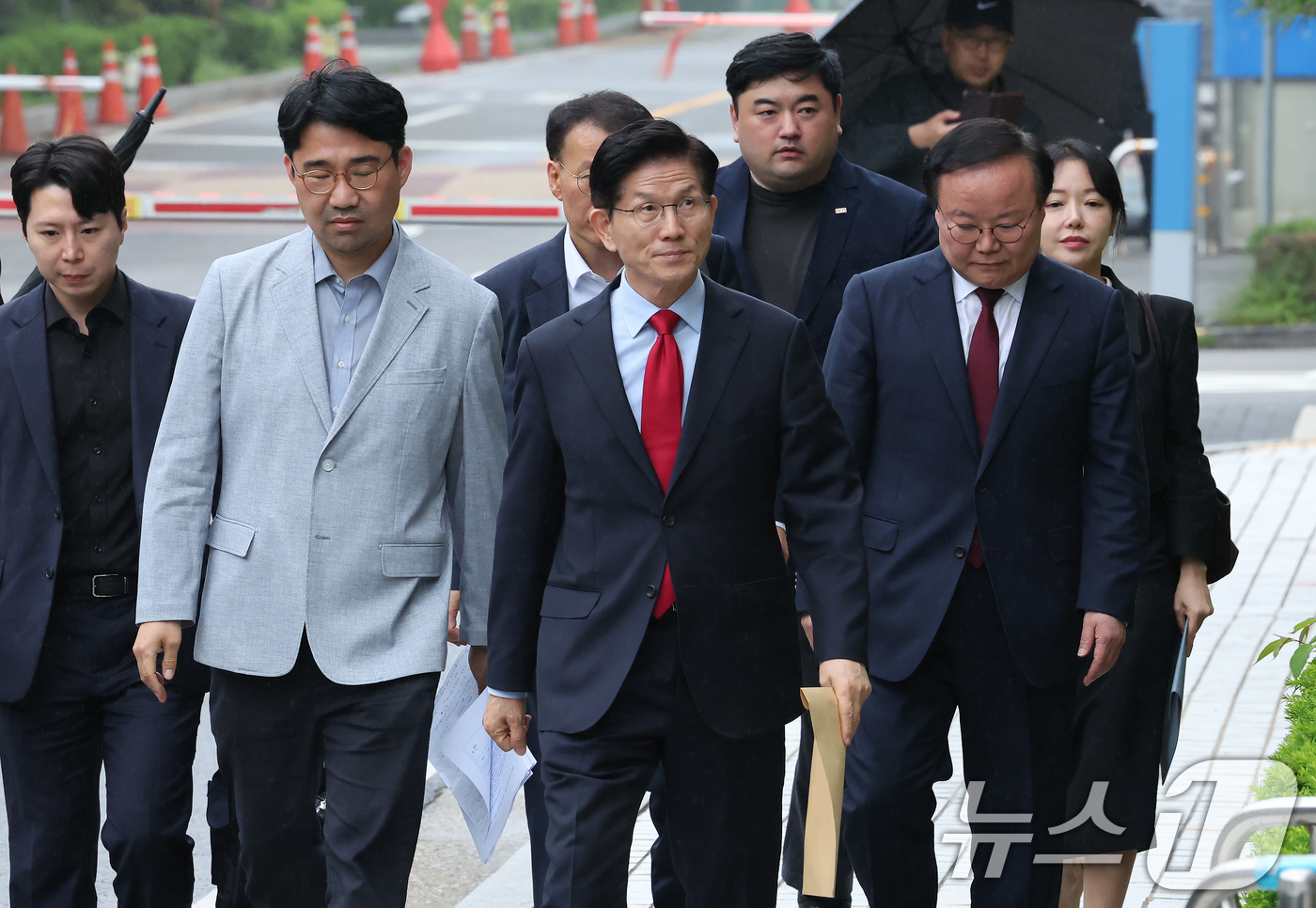 (서울=뉴스1) 장수영 기자 = 국민의힘으로부터 대통령선거 후보 자격이 취소된 김문수 후보가 10일 오후 서울 양천구 남부지방법원에서 열린 후보 선출취소 효력정지 가처분 심문기일에 …