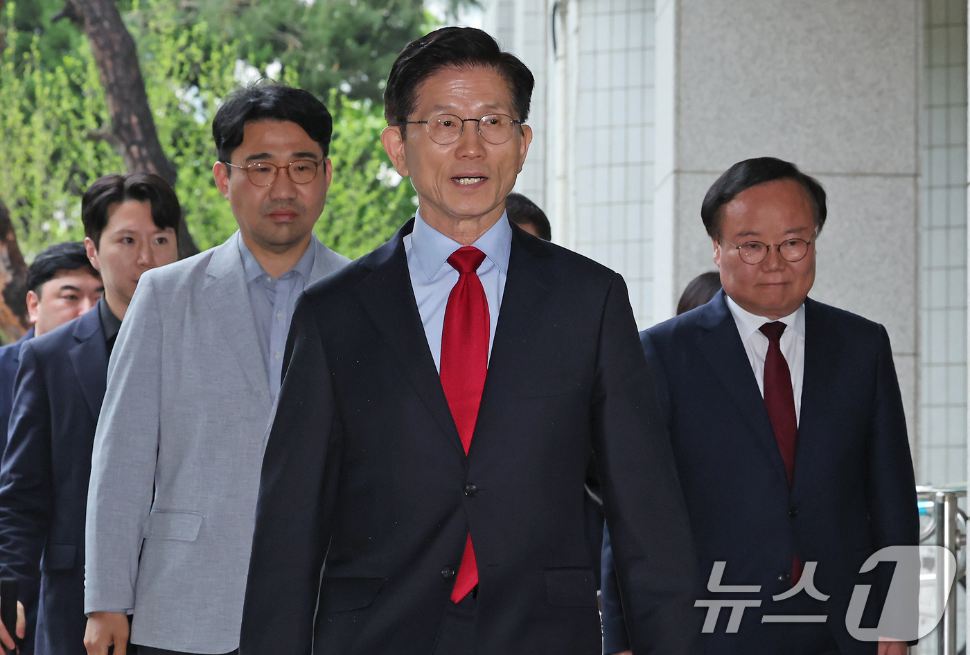 (서울=뉴스1) 장수영 기자 = 국민의힘으로부터 대통령선거 후보 자격이 취소된 김문수 후보가 10일 오후 서울 양천구 남부지방법원에서 열린 후보 선출취소 효력정지 가처분 심문기일에 …